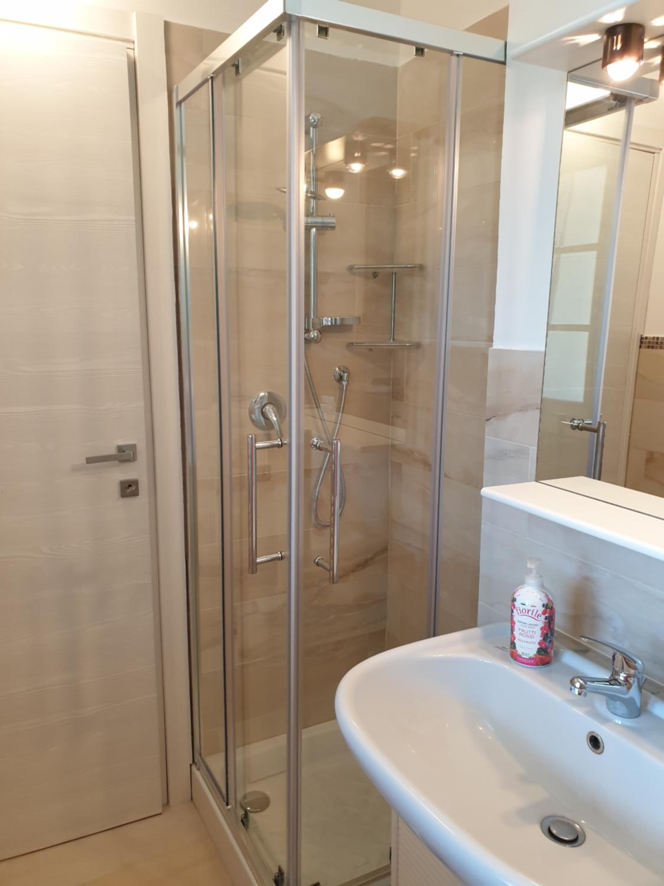 Double Room with Private Bathroom - Photo 5