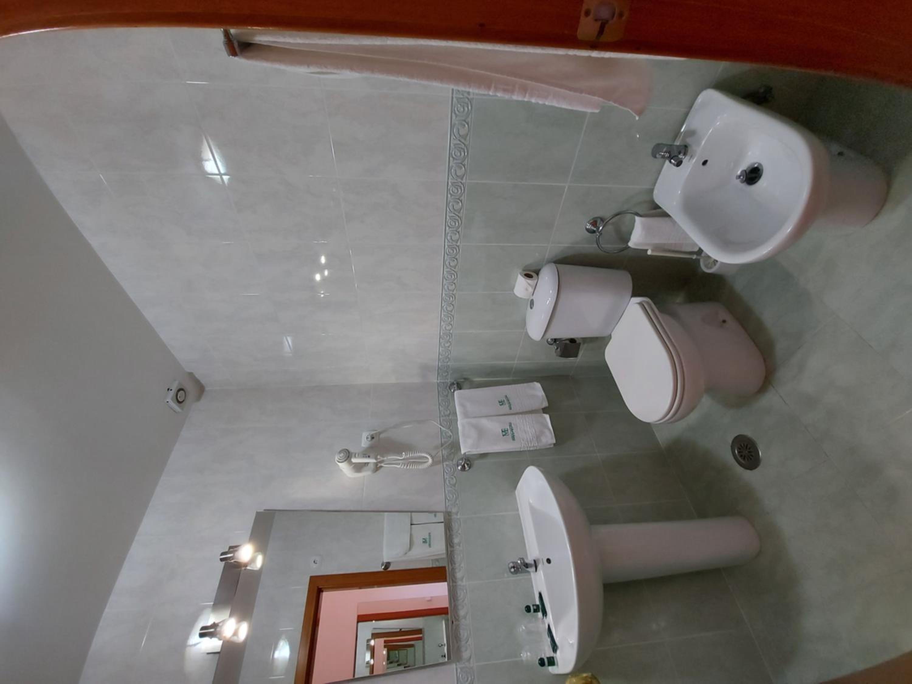 Double Room - Photo 6