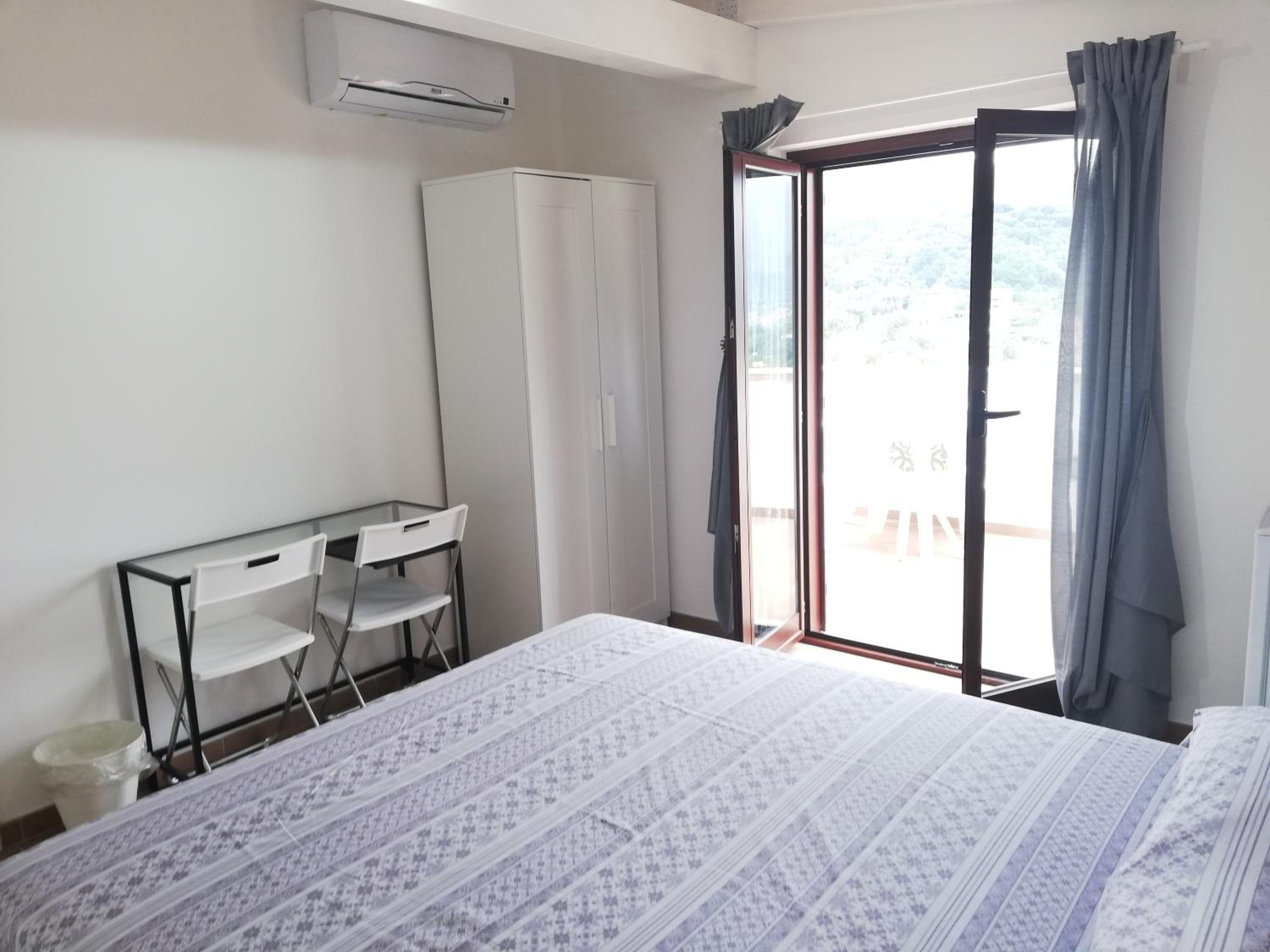 One-Bedroom Apartment - Photo 3