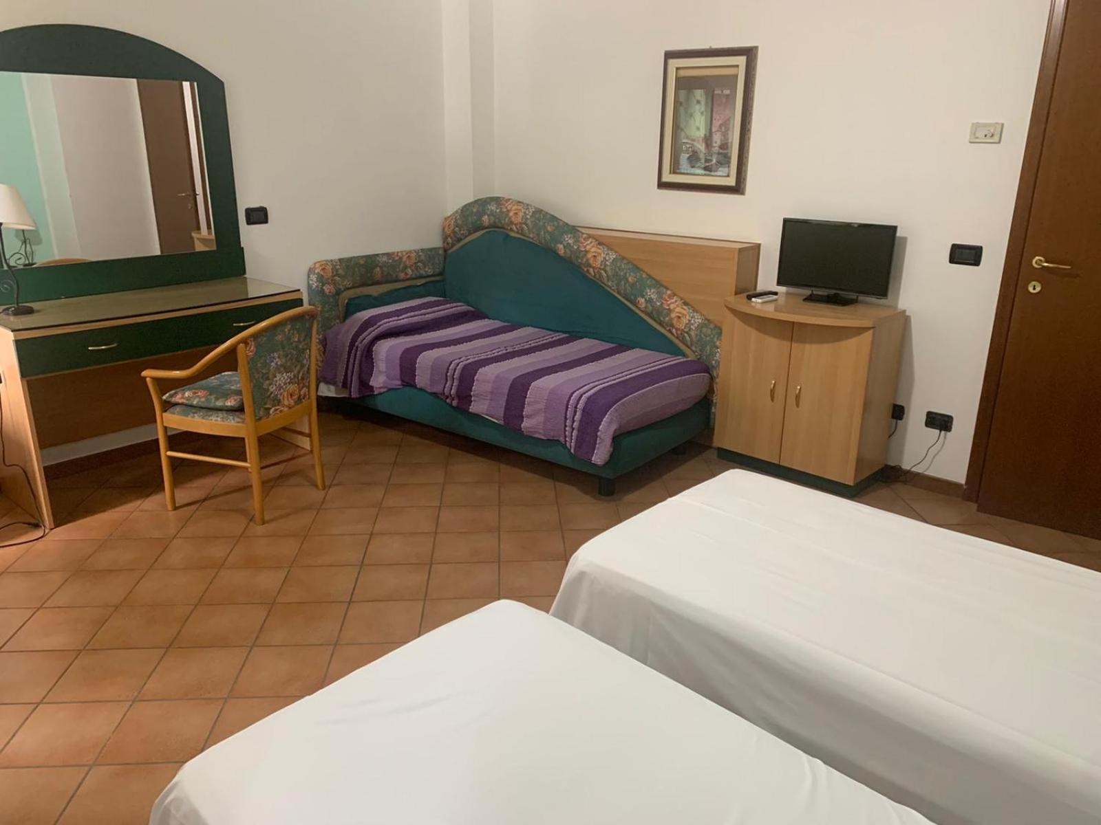 Deluxe Room (2 Adults + 1 Child) - Photo 1