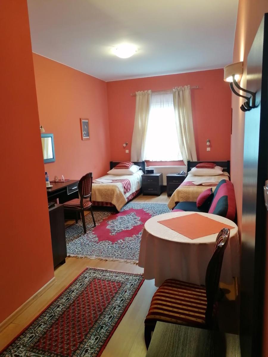 Large Twin Room - Photo 1