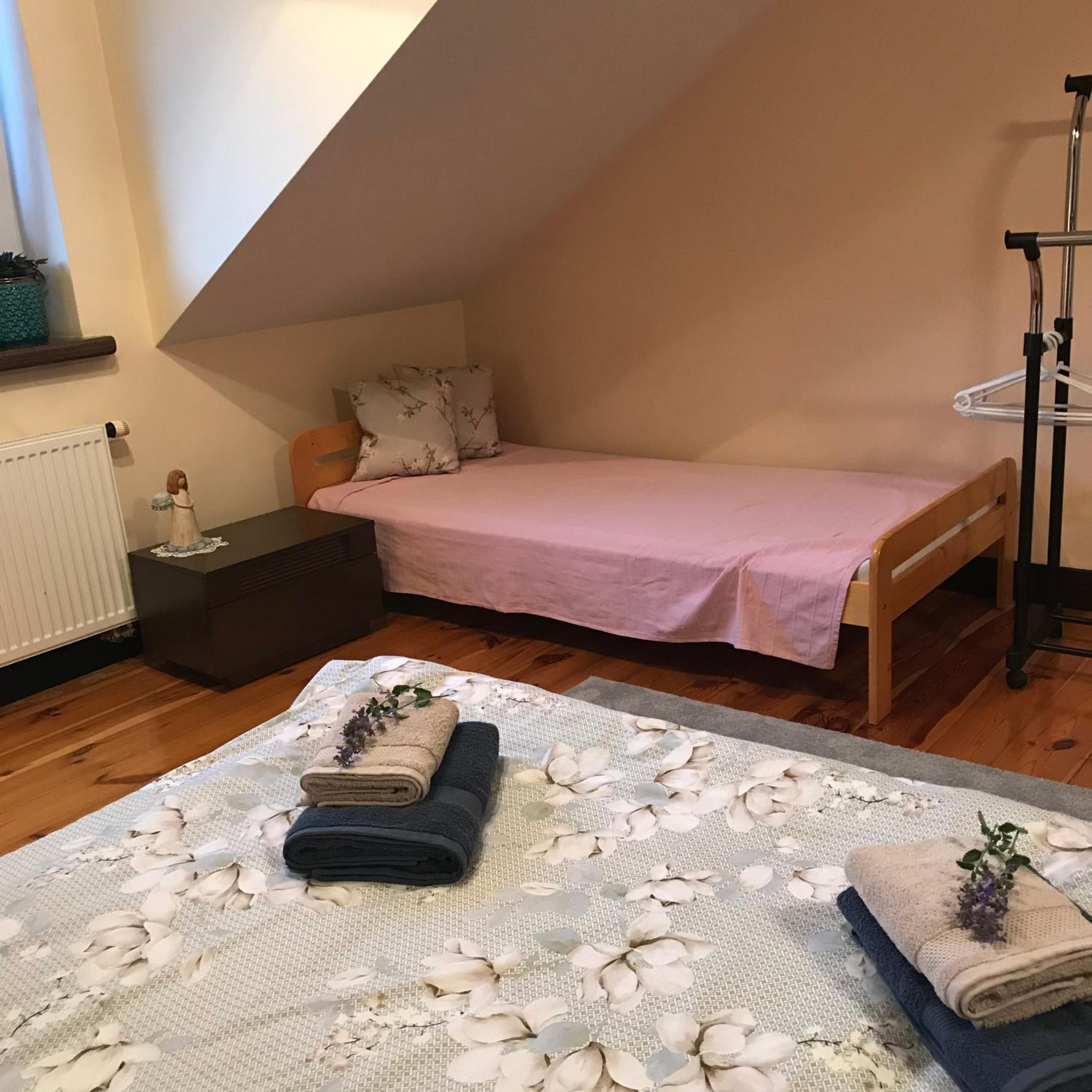Large Twin Room - Photo 4