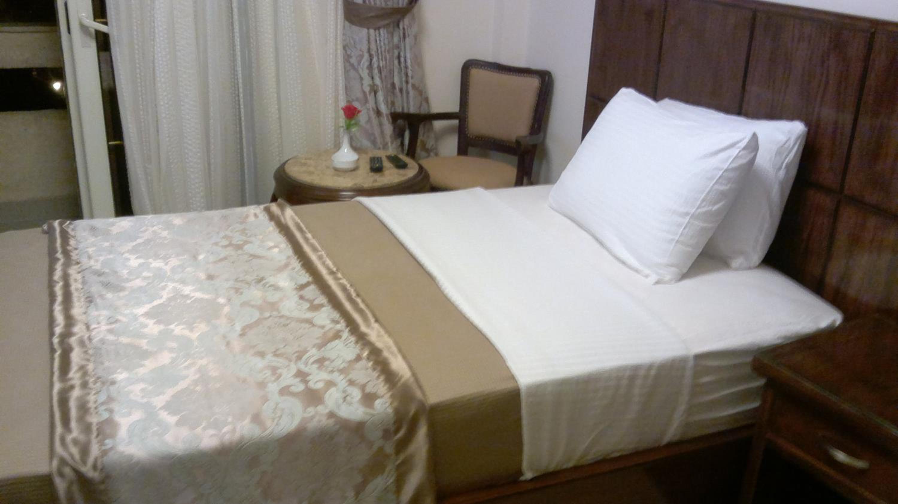 Deluxe King Room - Photo 4
