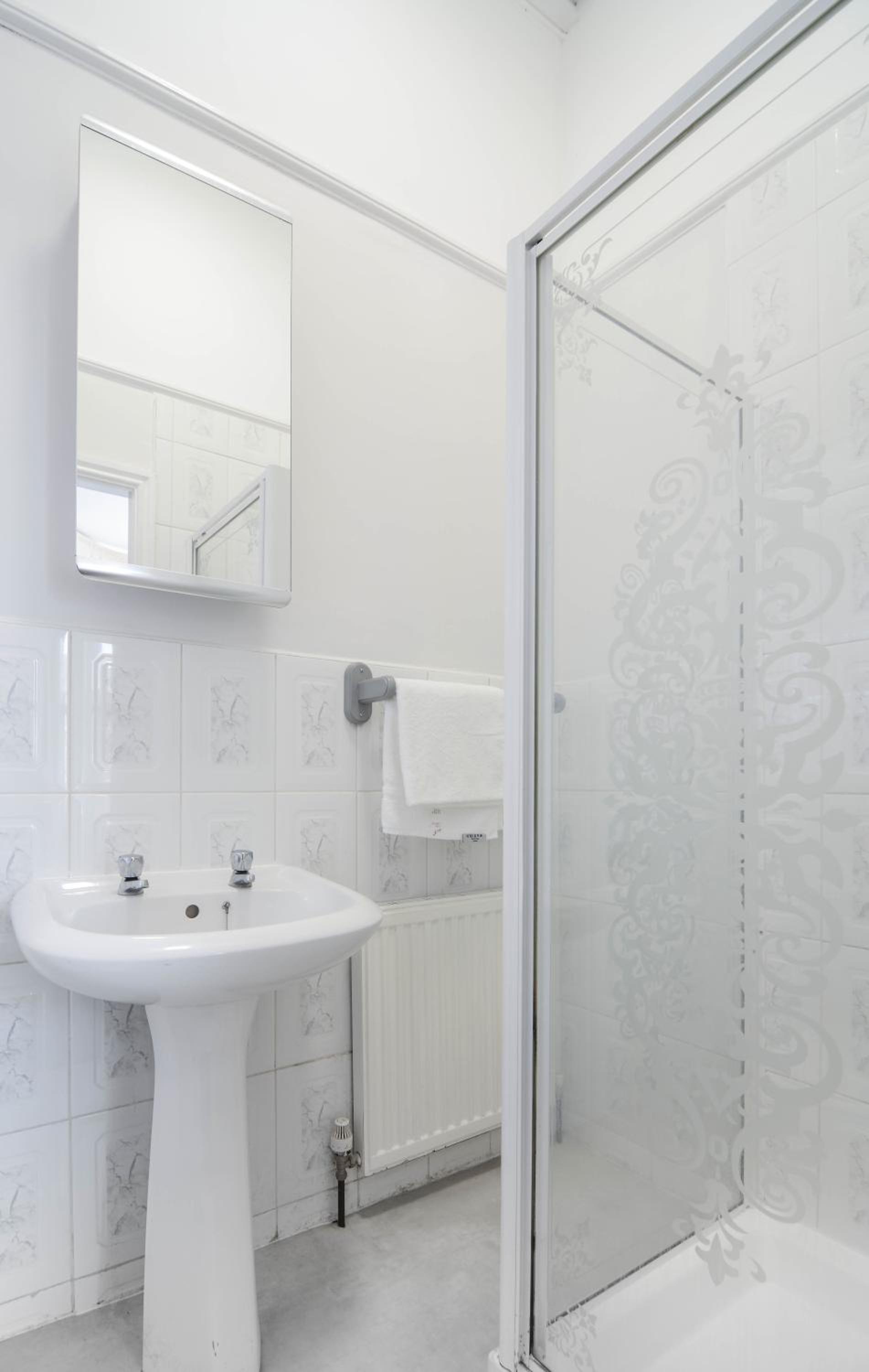 Room 3 - First Floor - En-suite Twin / Double Room photo 3