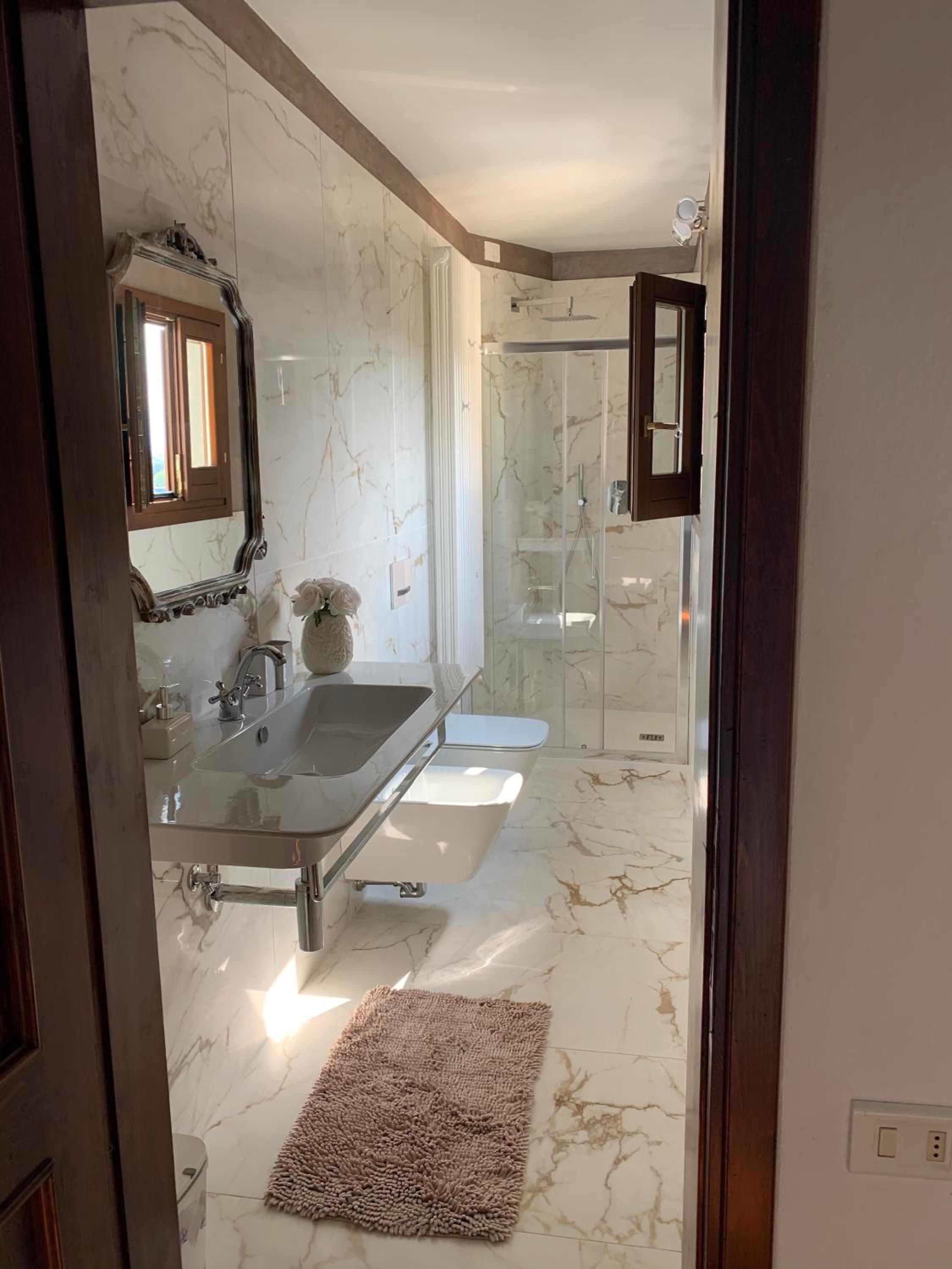 Deluxe Double Room - Photo 11