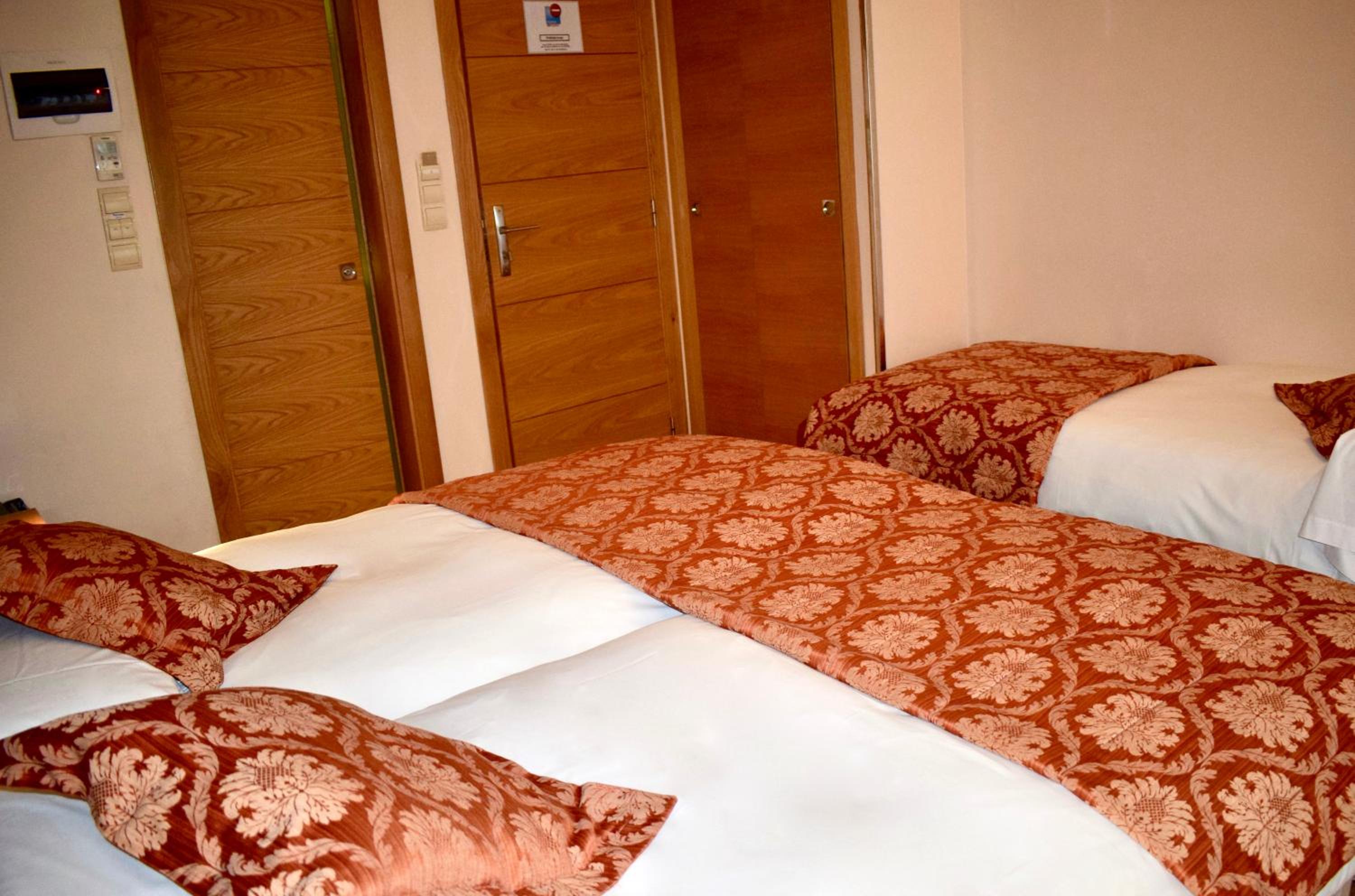 Double Room with Extra Bed photo 2