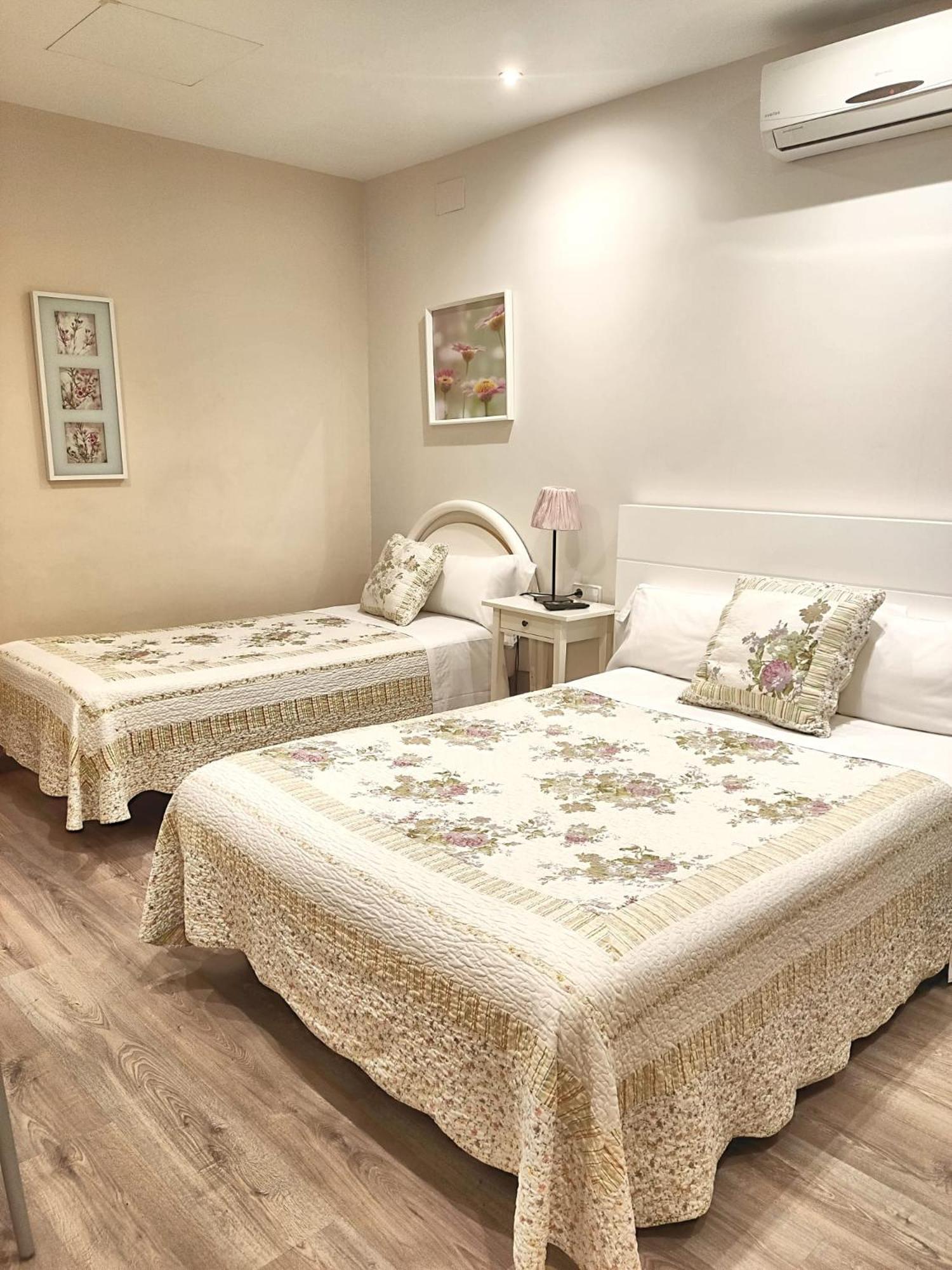 Family Room with Private Bathroom photo 3