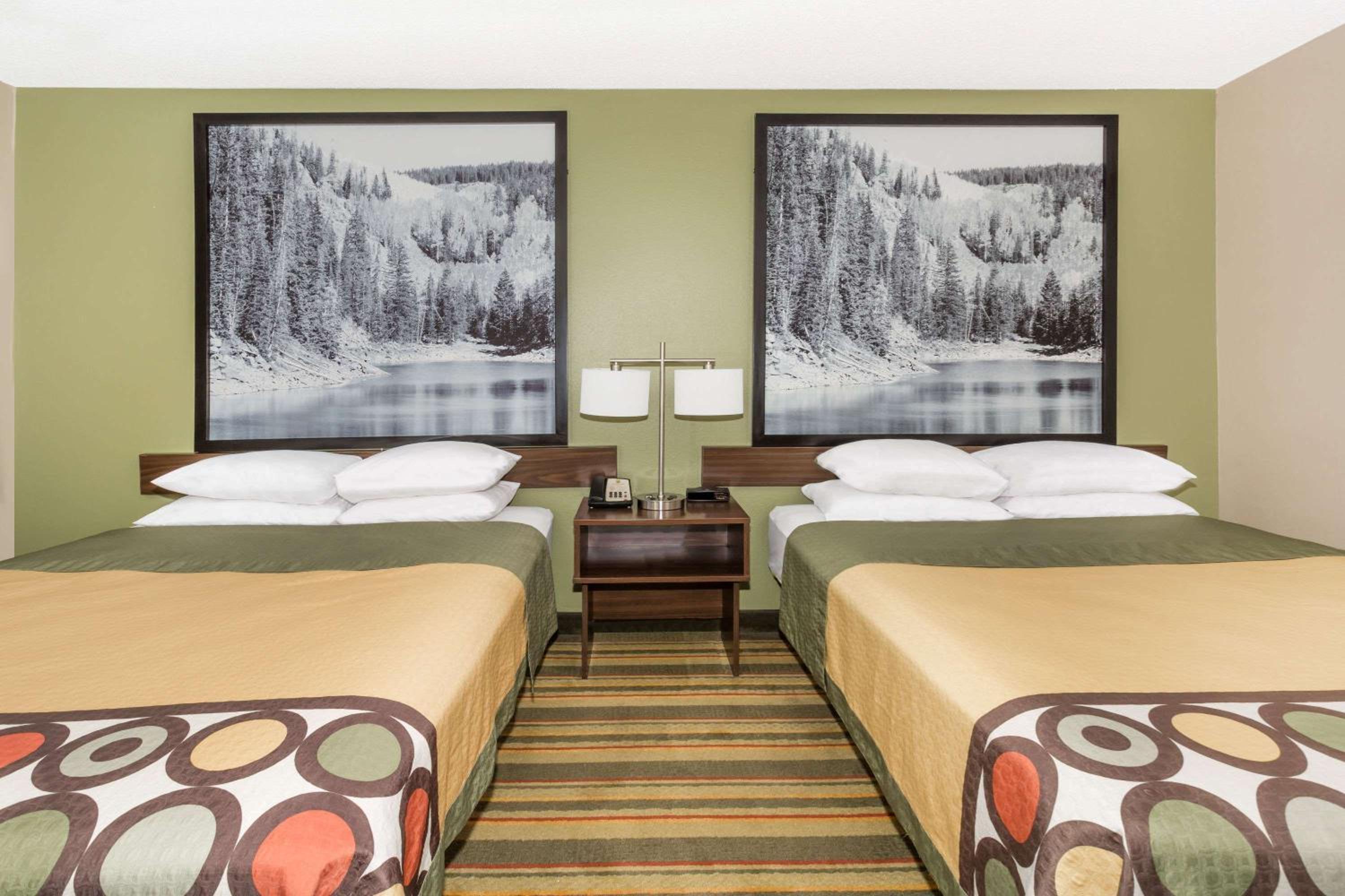 Queen Room with Two Queen Beds - Pet Friendly/Non-Smoking - Photo 4