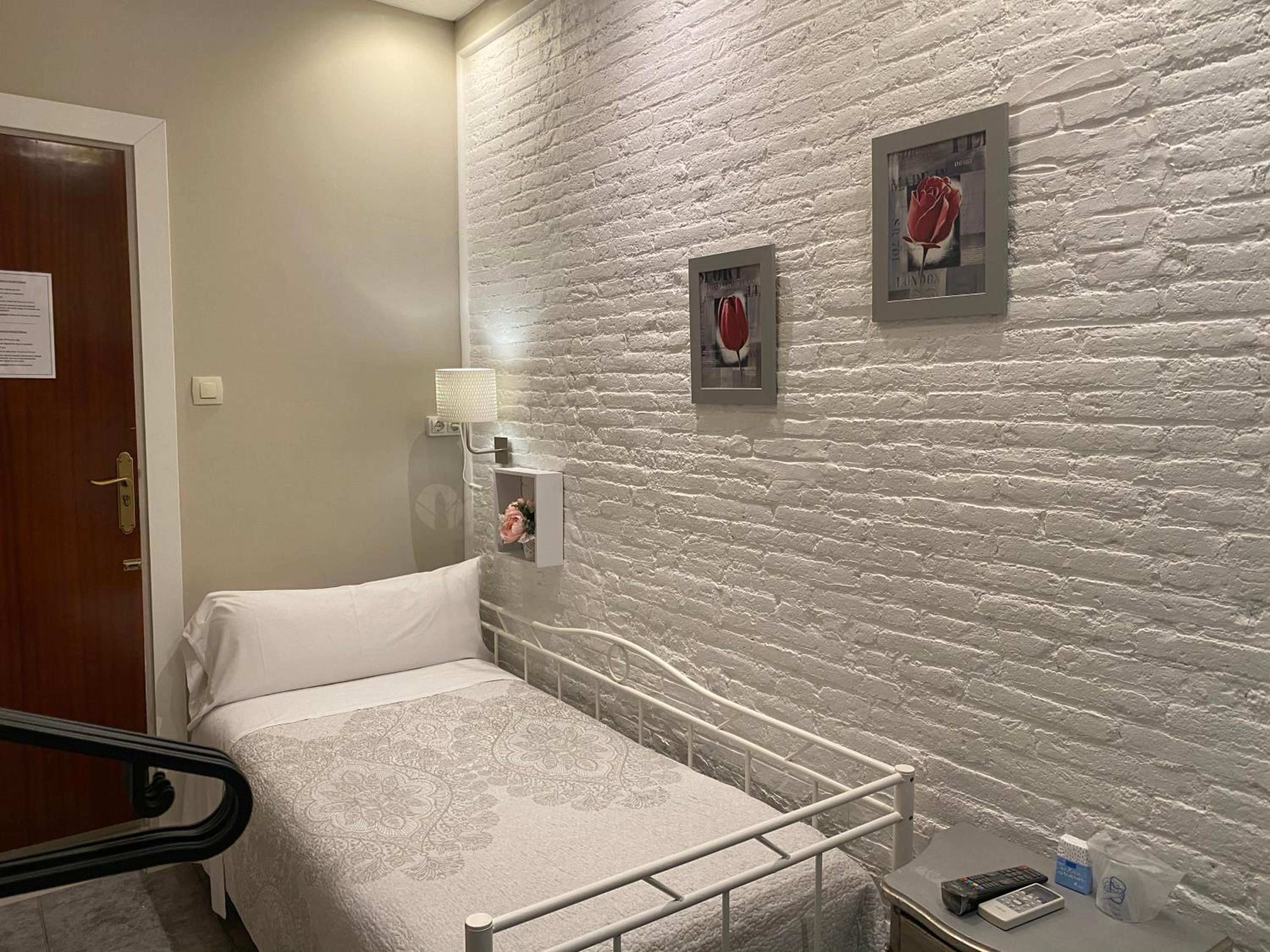 Single Room with Shared Bathroom photo 3