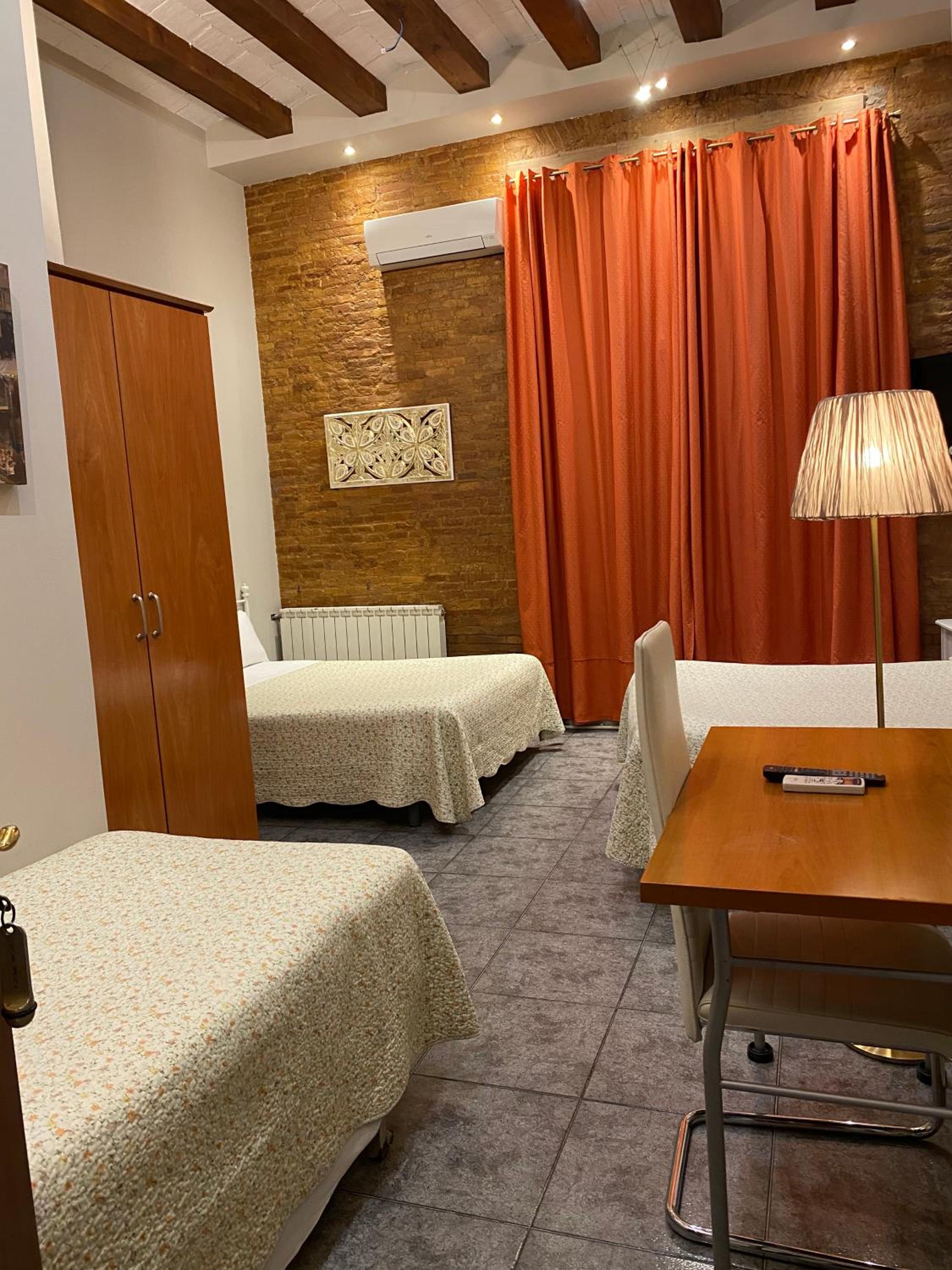 Quintuple Room with Private Bathroom photo 2