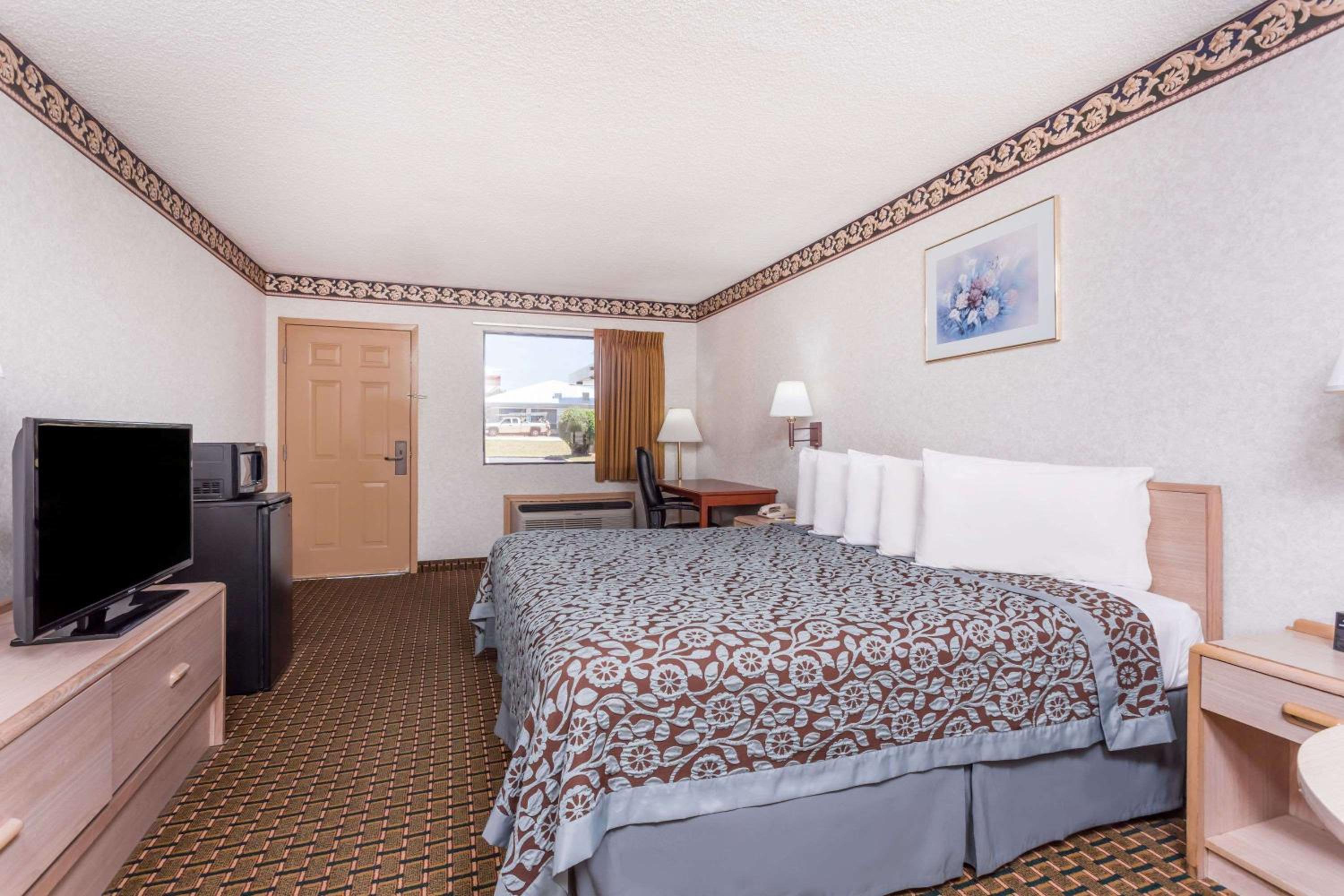 King Room - Non-Smoking - Photo 1
