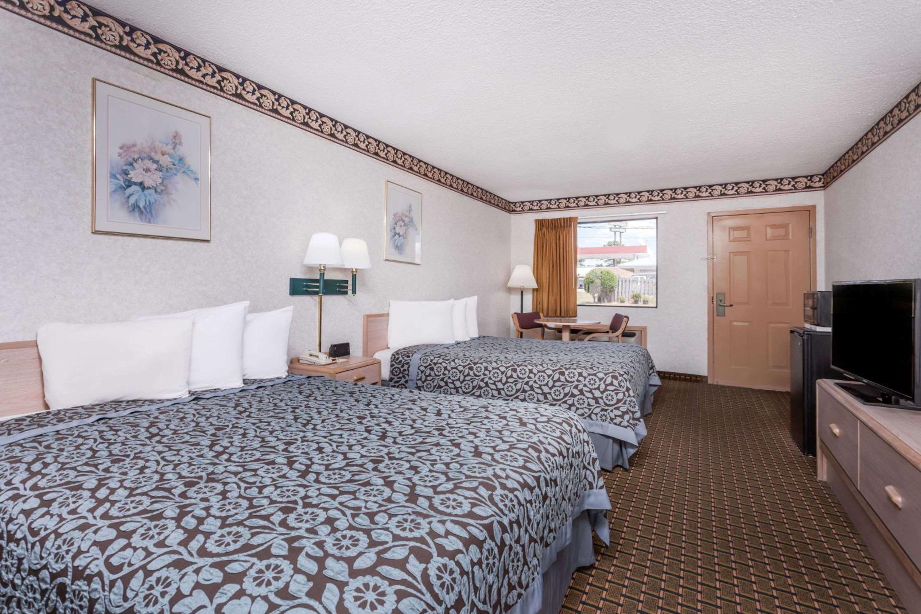 Queen Room with Two Queen Beds - Non-Smoking - Photo 1