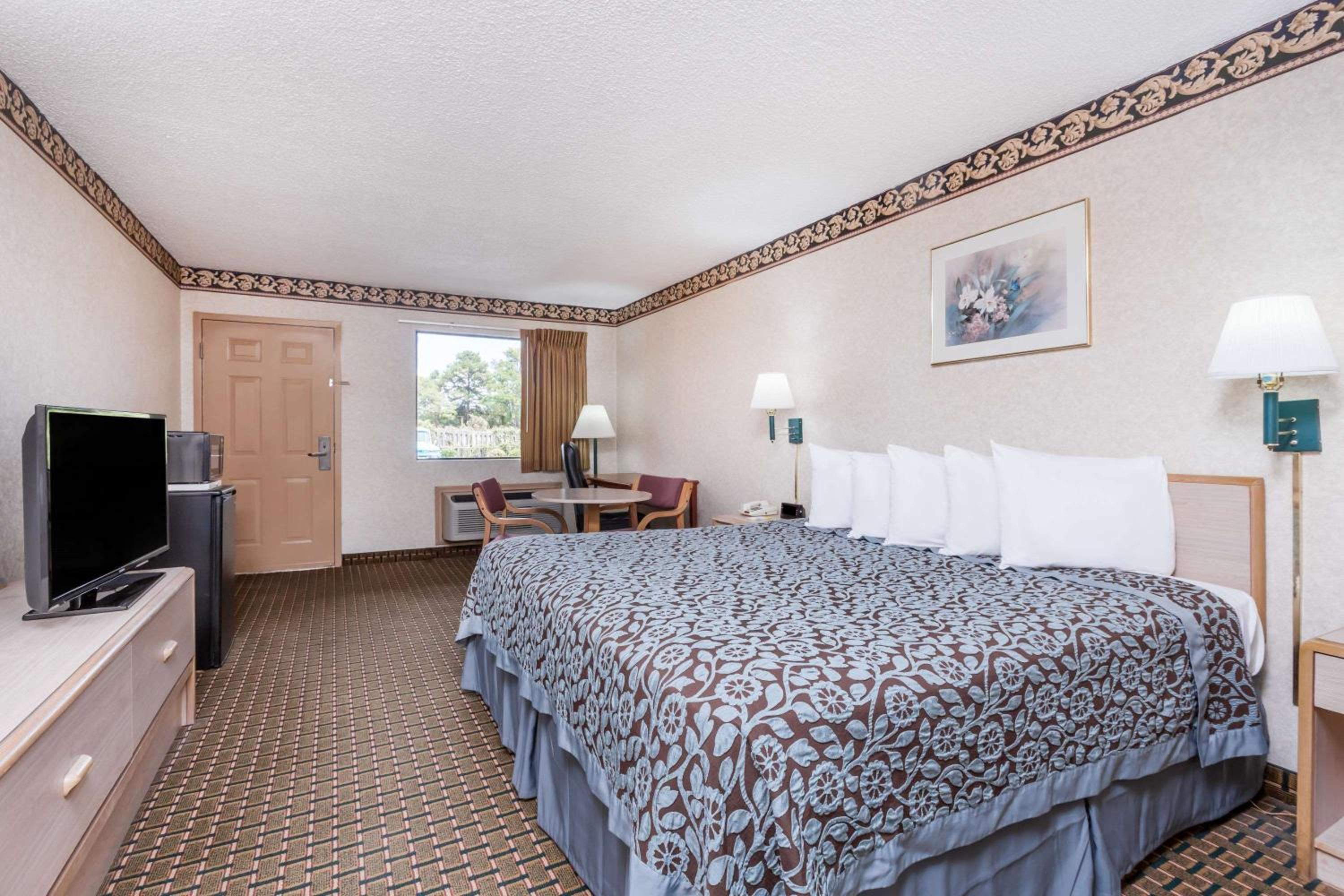 King Room - Non-Smoking - Photo 3