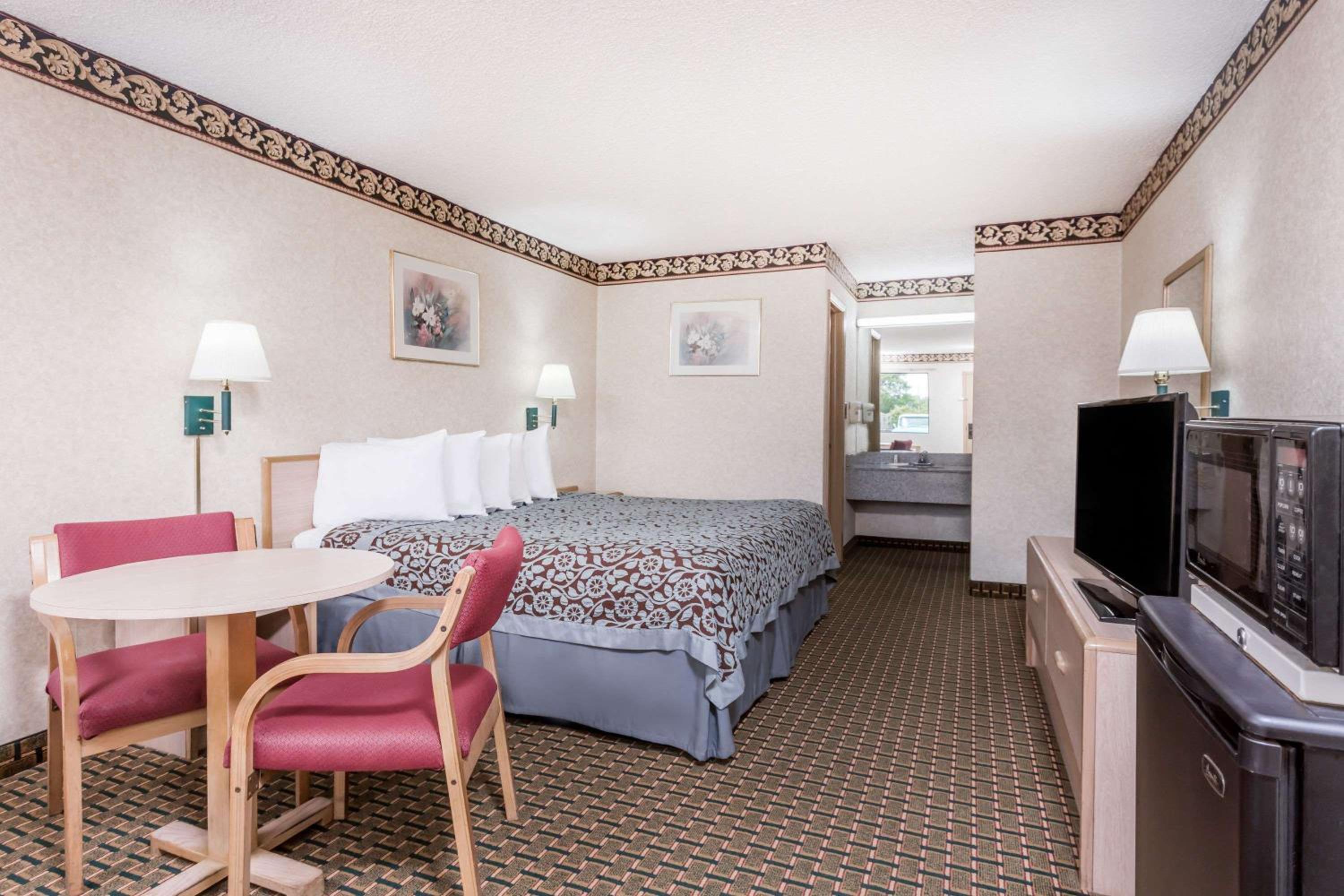 King Room - Non-Smoking - Photo 4