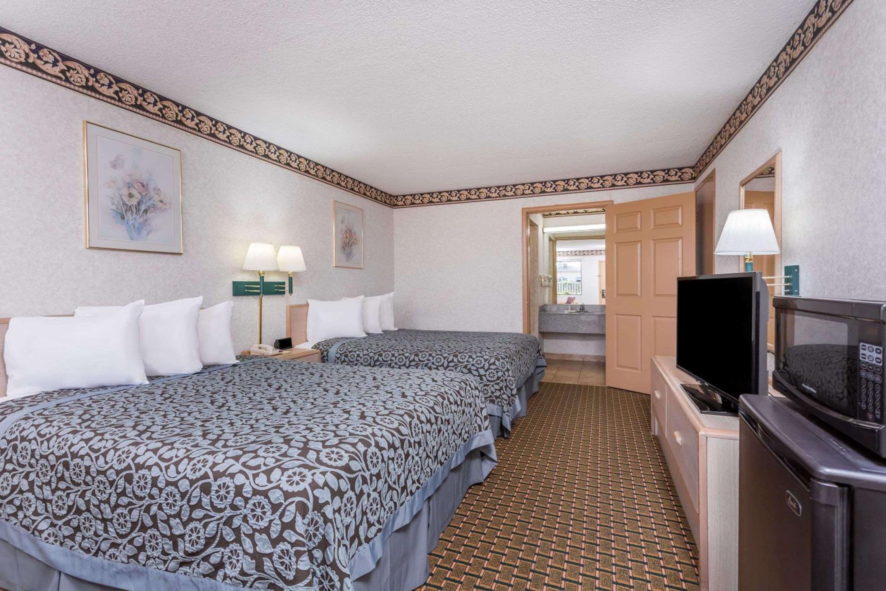 Queen Room with Two Queen Beds - Mobility Access/Non-Smoking - Photo 1