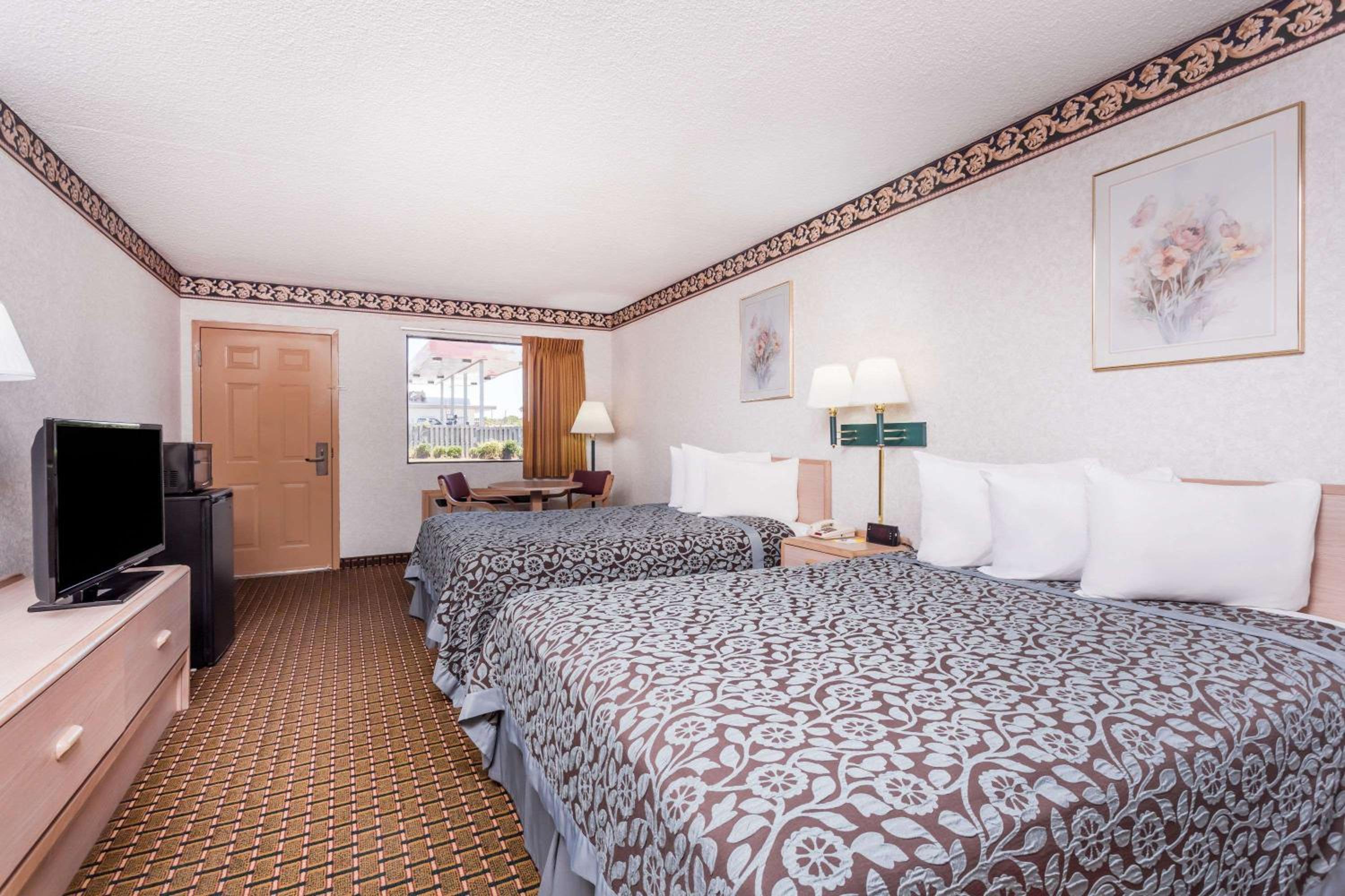 Queen Room with Two Queen Beds - Mobility Access/Non-Smoking - Photo 2