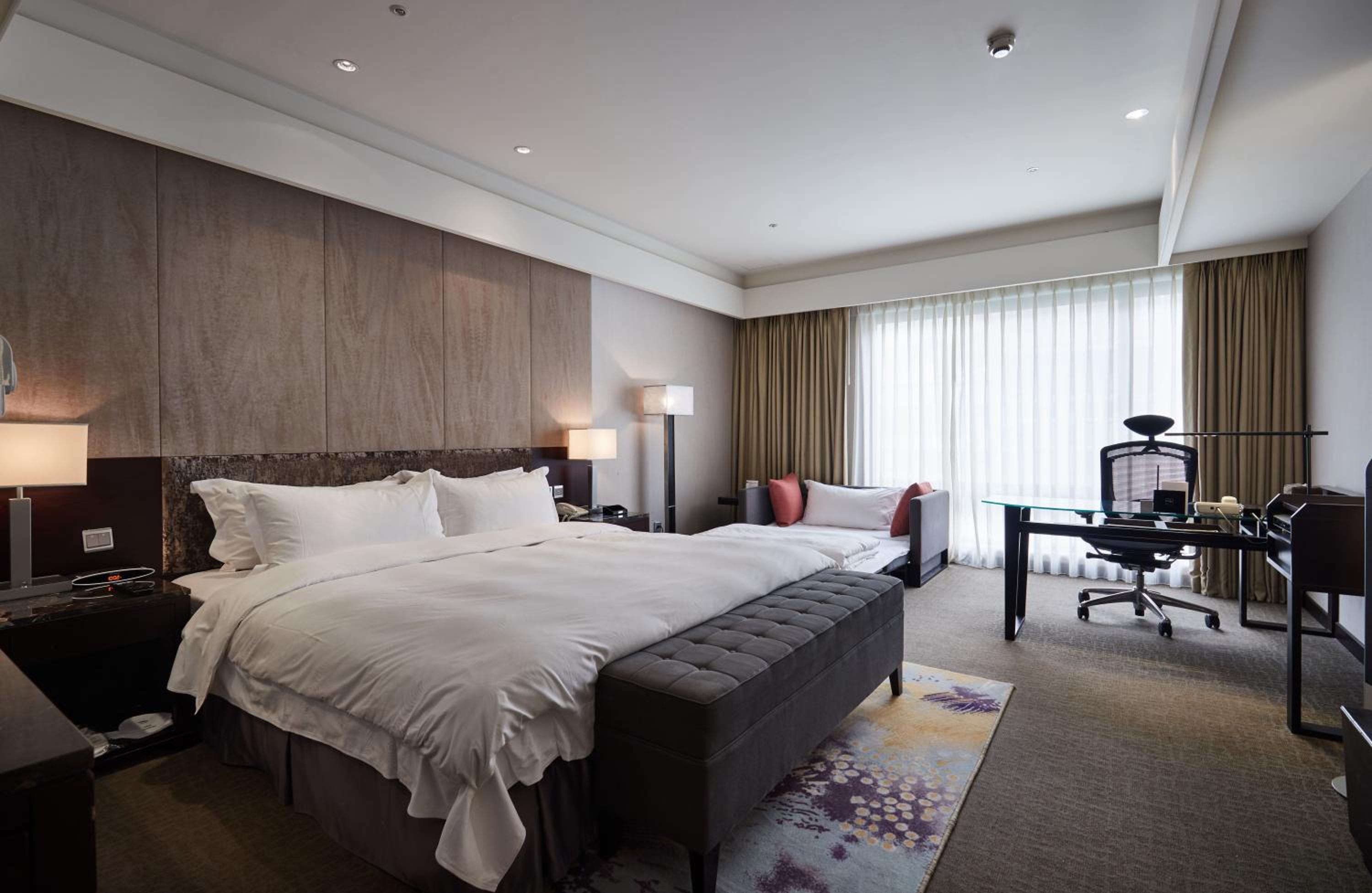 Executive King Room with Sofa Bed
