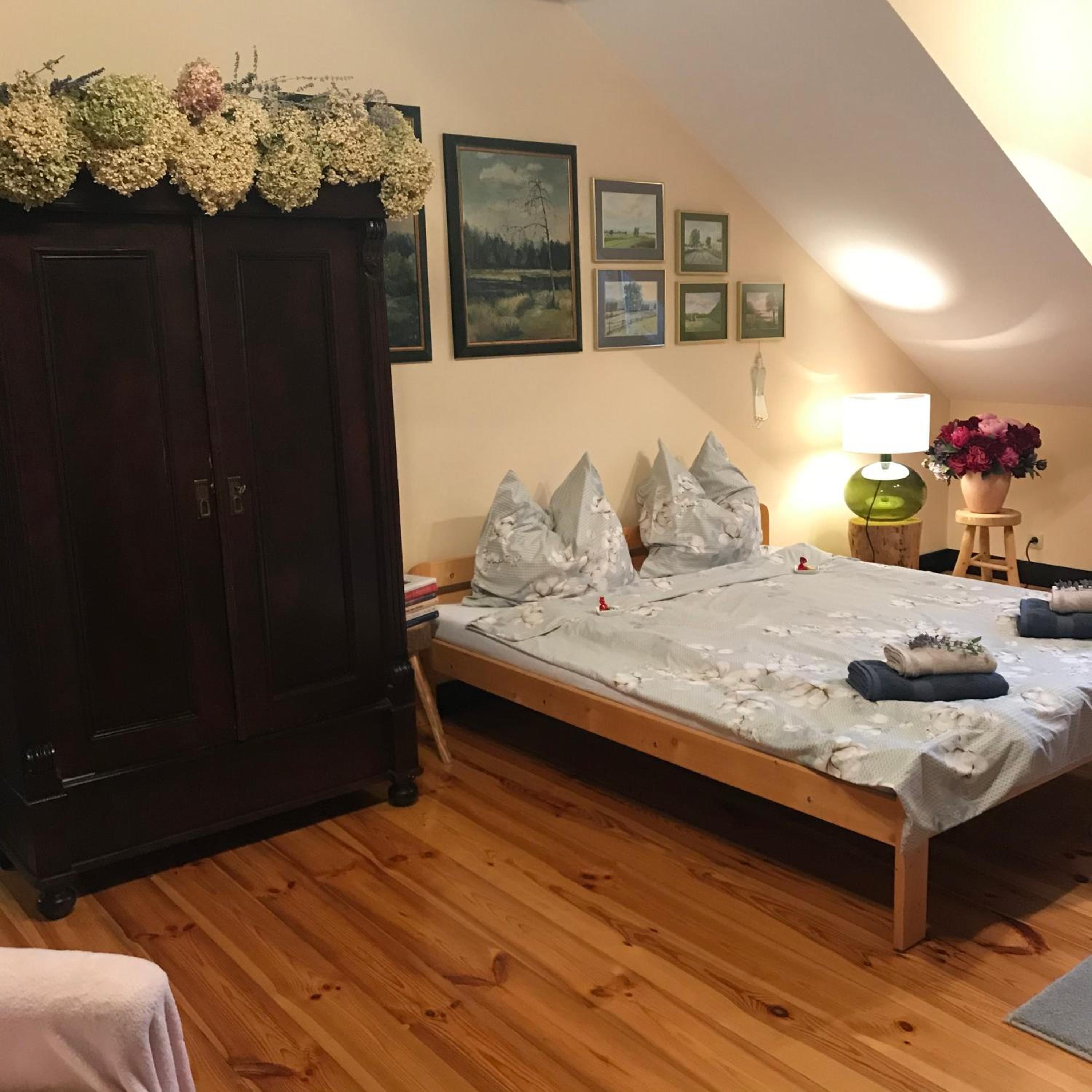 Large Twin Room - Photo 9