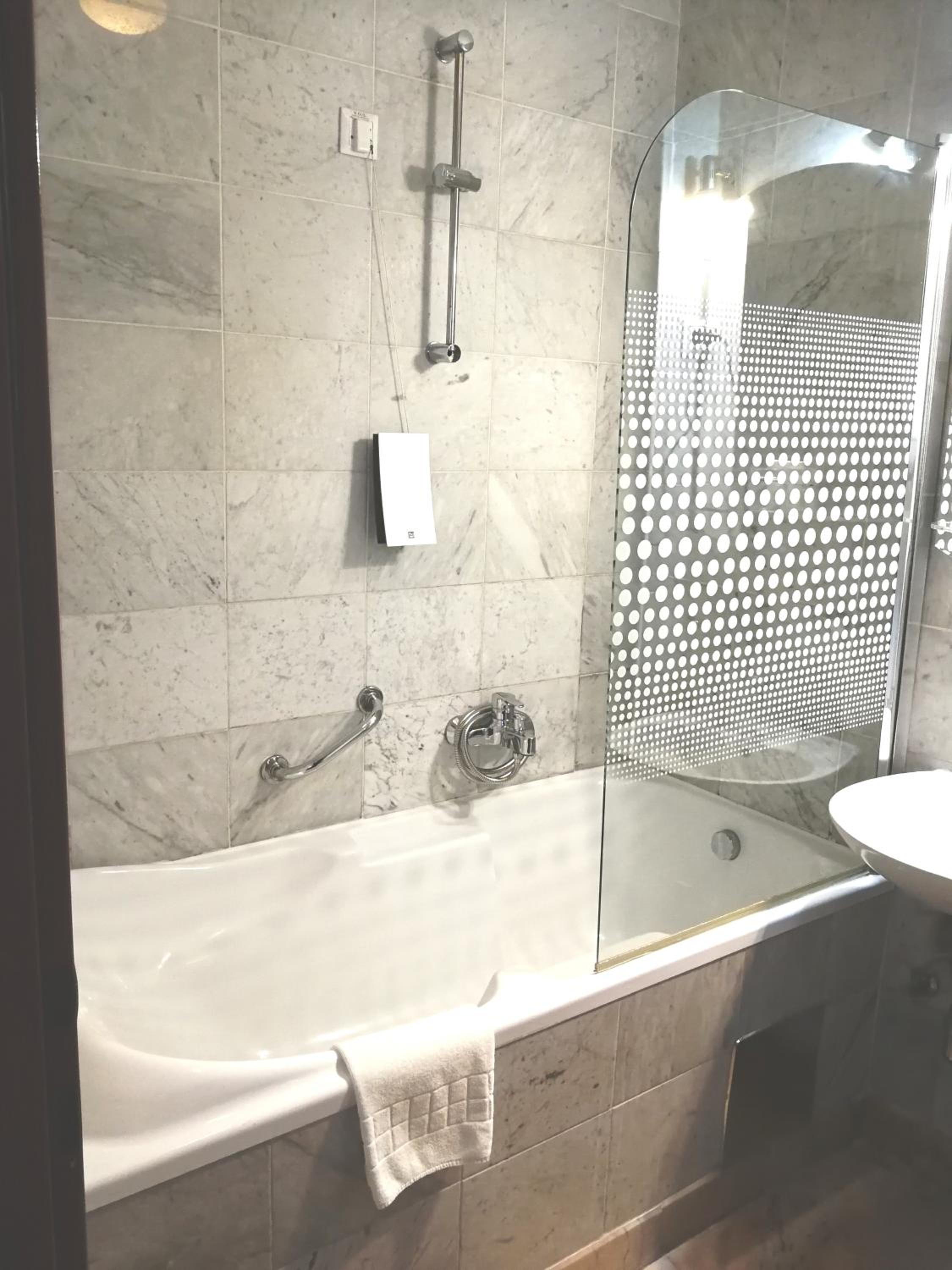 Standard Double or Twin Room - Photo 3