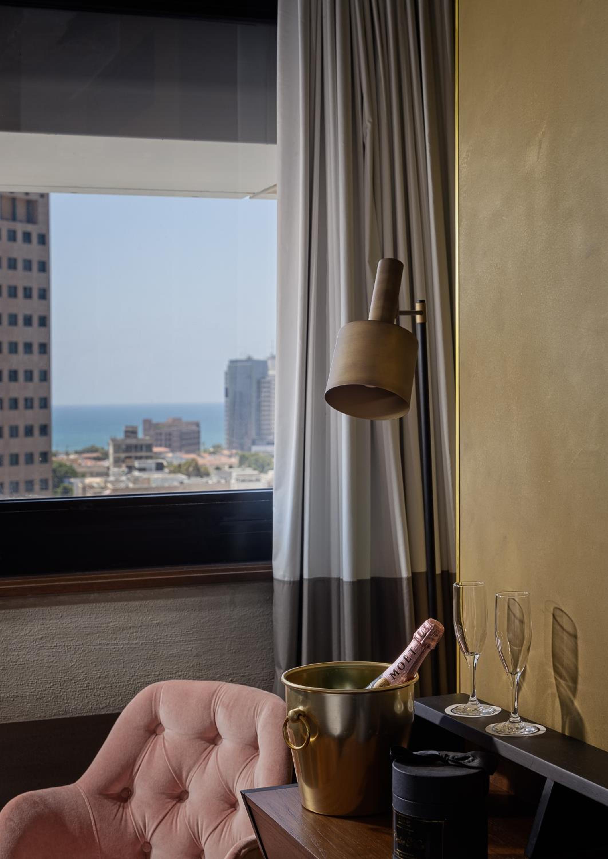 Deluxe Triple Room with City View - Photo 2