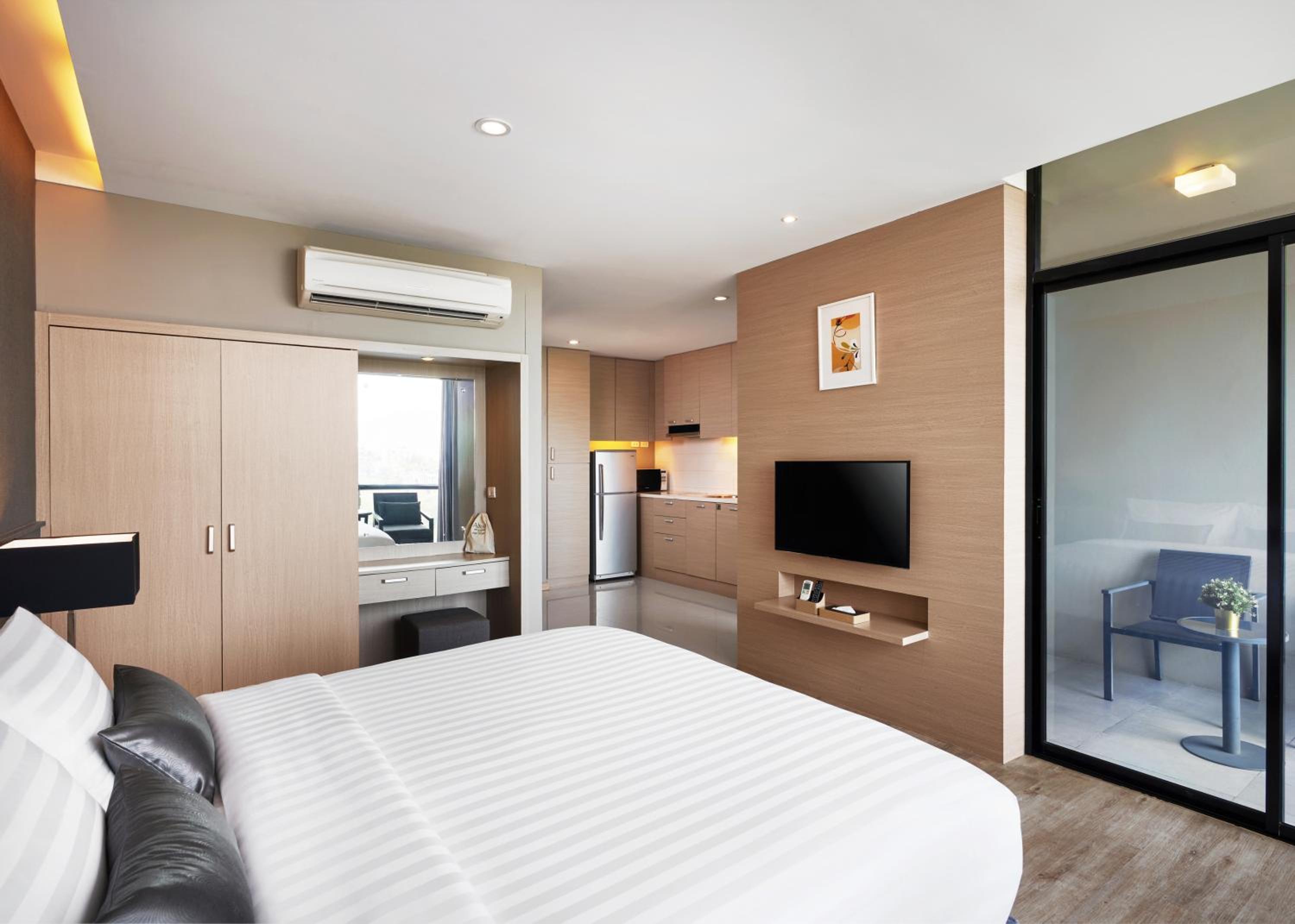 Deluxe Double Room - Photo 13