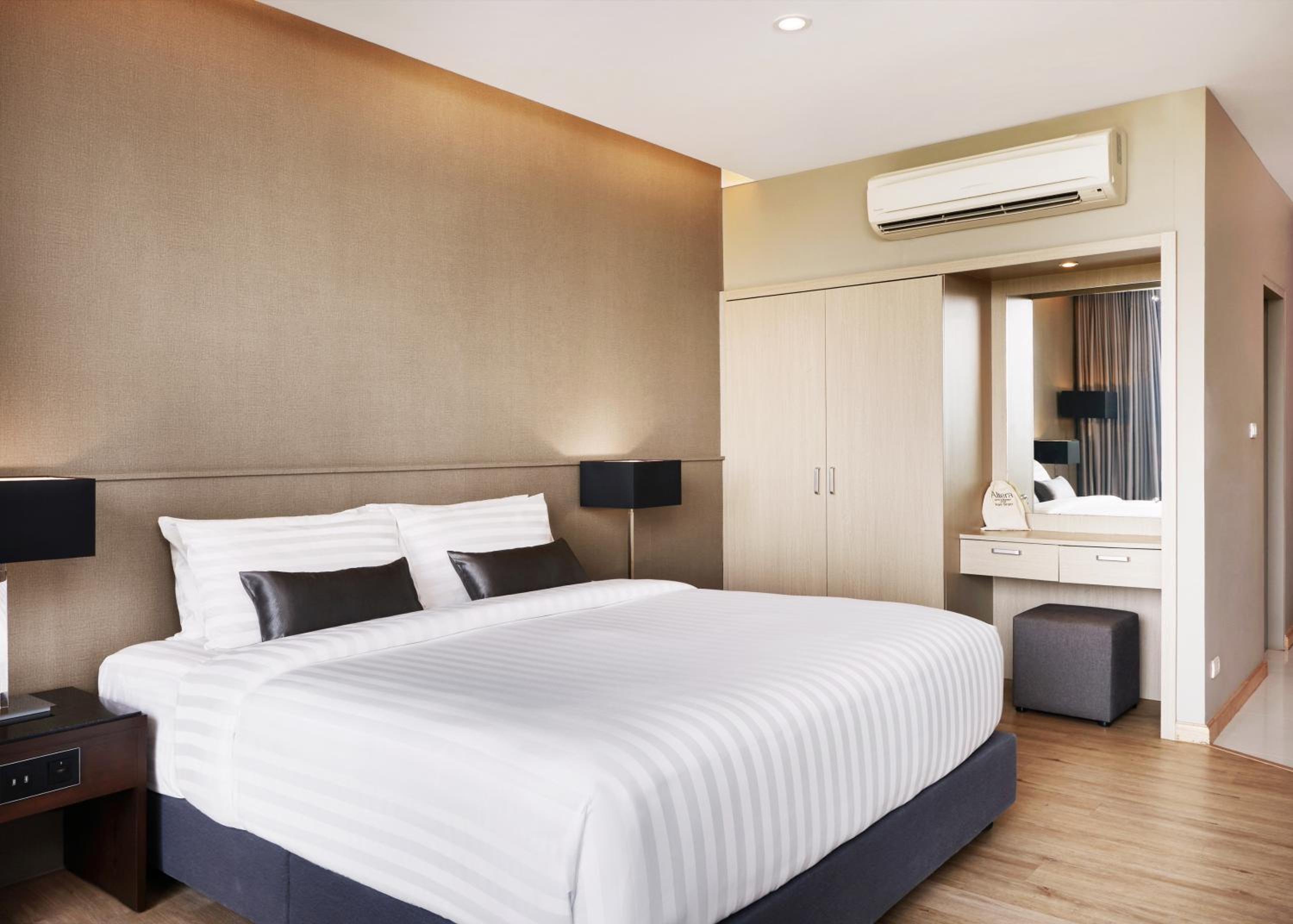 Deluxe Double Room - Photo 9