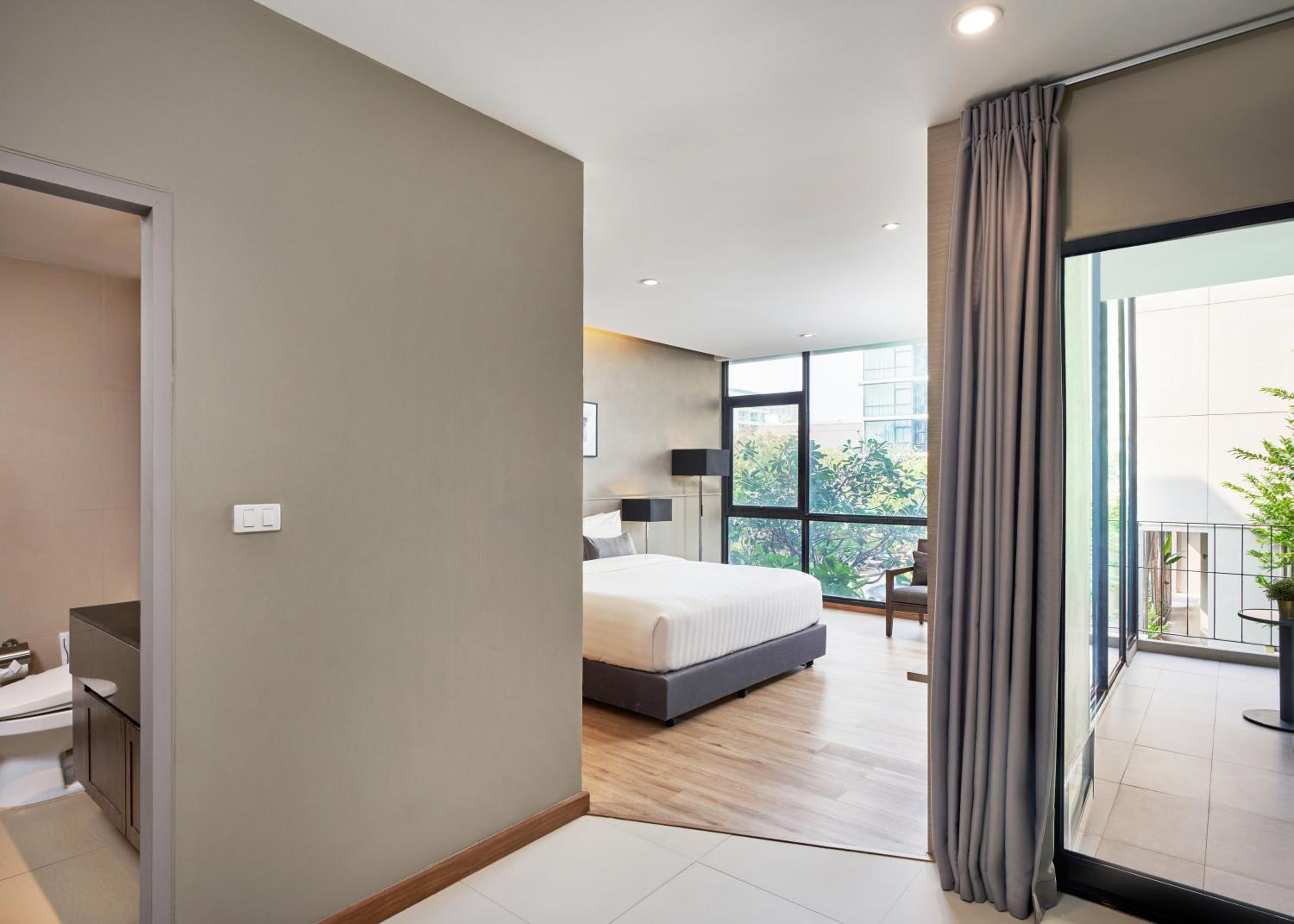 Deluxe Double Room with Pool View - Photo 16