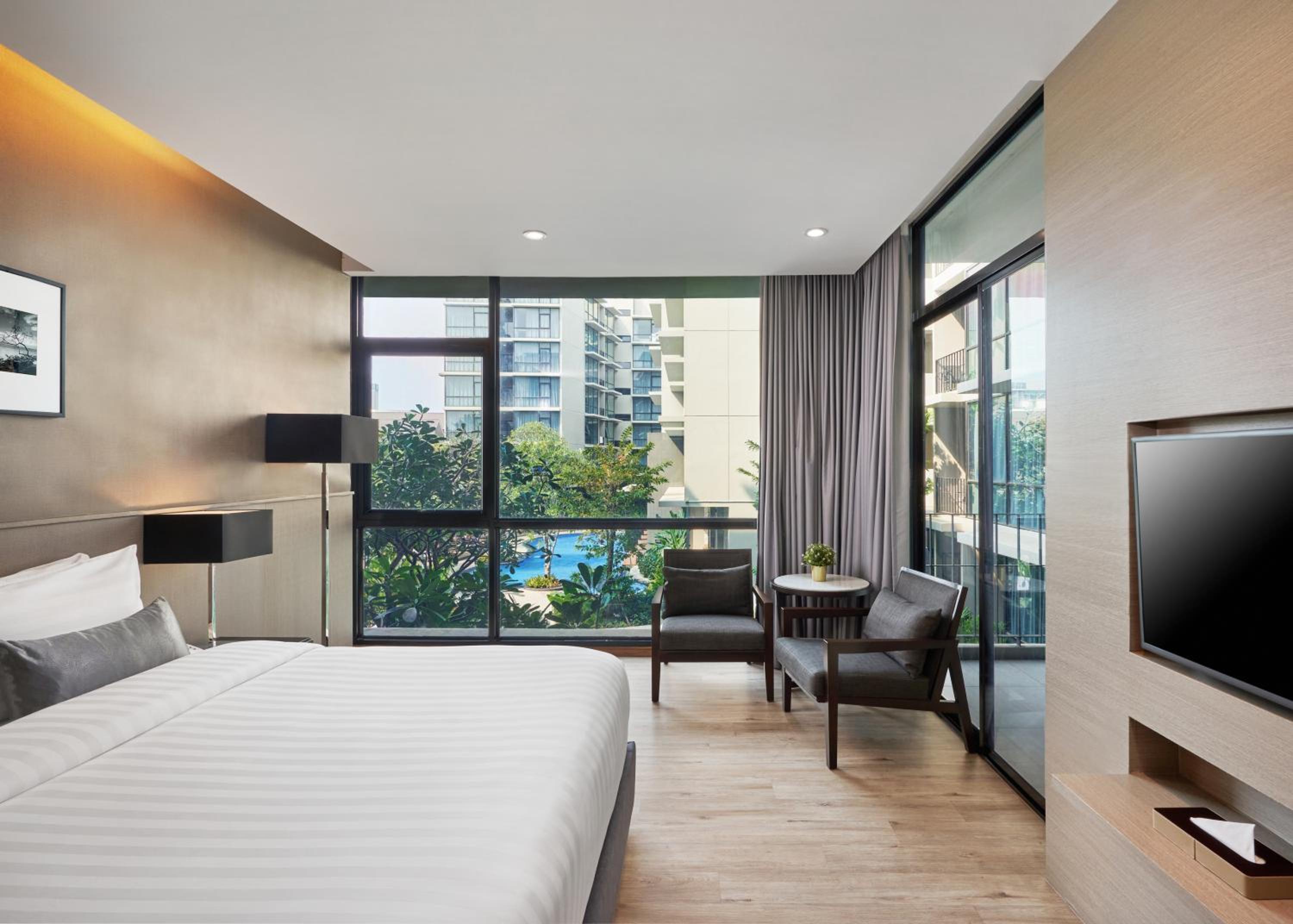 Deluxe Double Room with Pool View - Photo 15