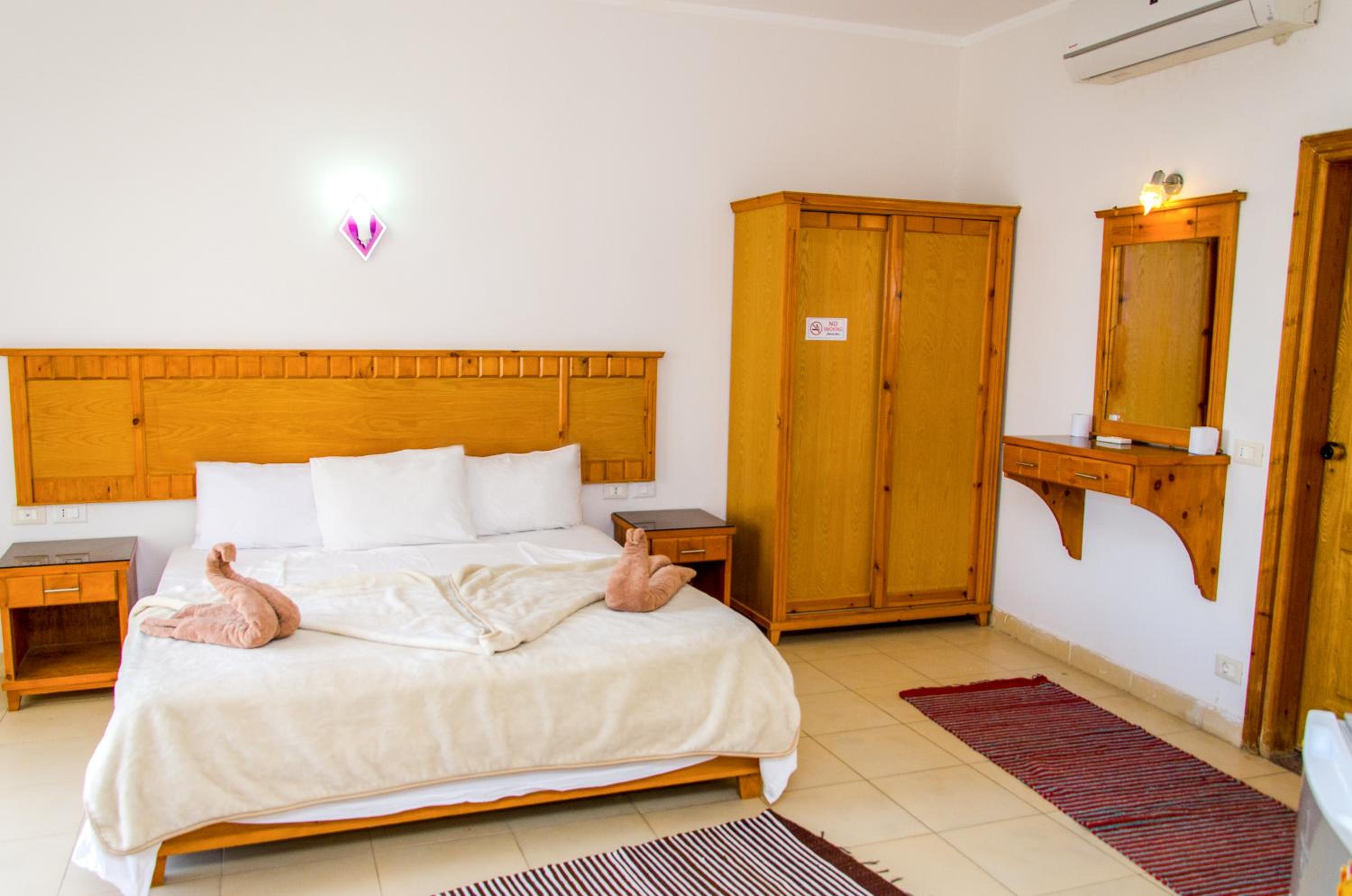 Double Room with Balcony - Photo 8