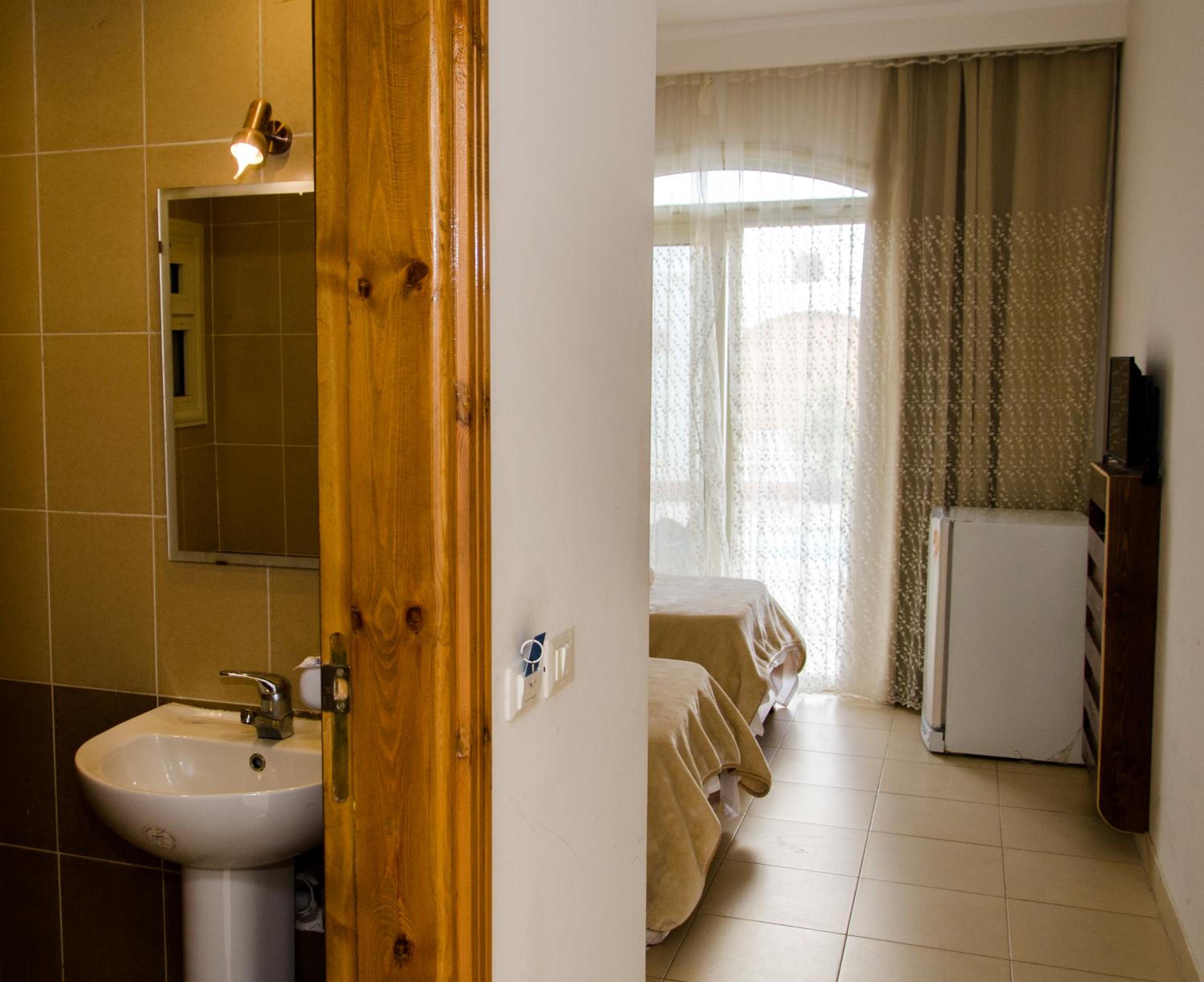 Twin Room with Bathroom - Photo 2