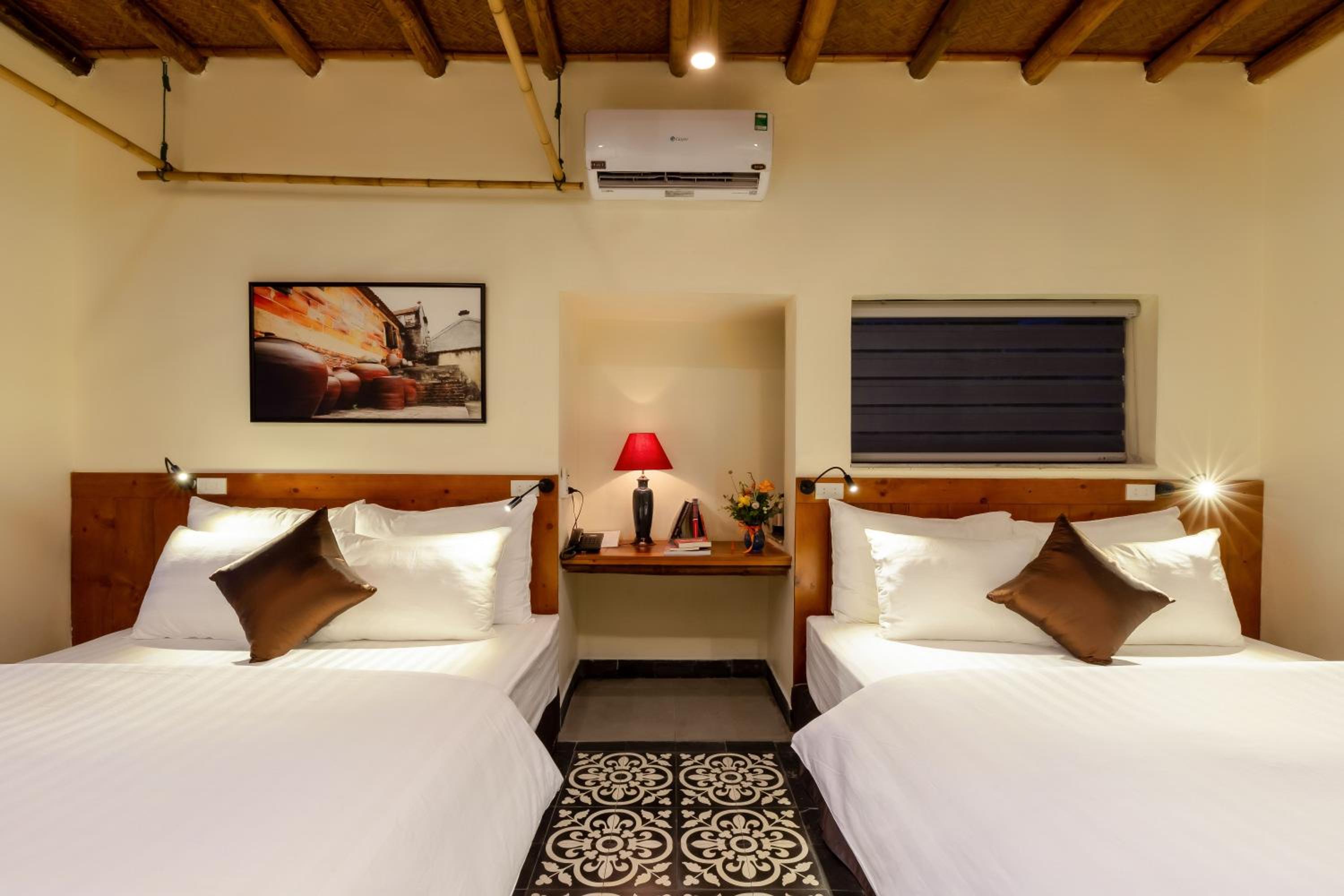 Deluxe Queen Room with Two Queen Beds photo 2