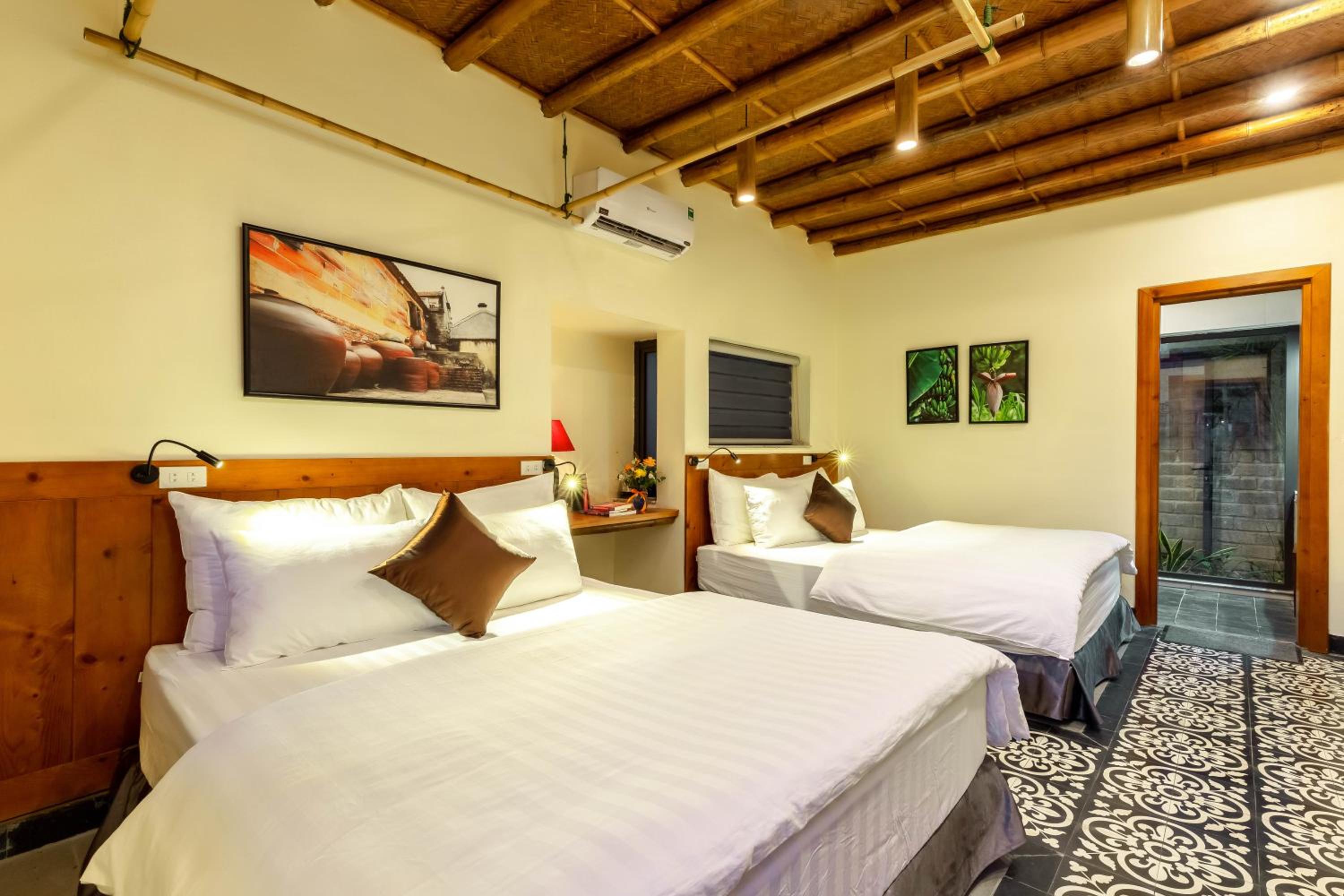 Deluxe Queen Room with Two Queen Beds photo 3