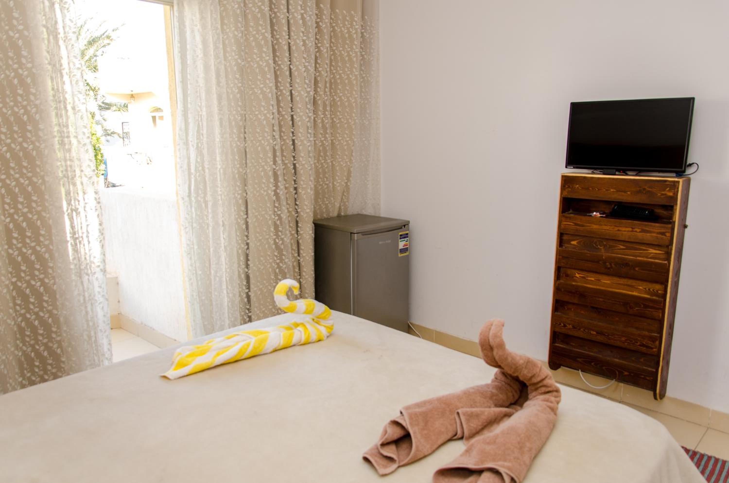 Double Room with Balcony - Photo 9