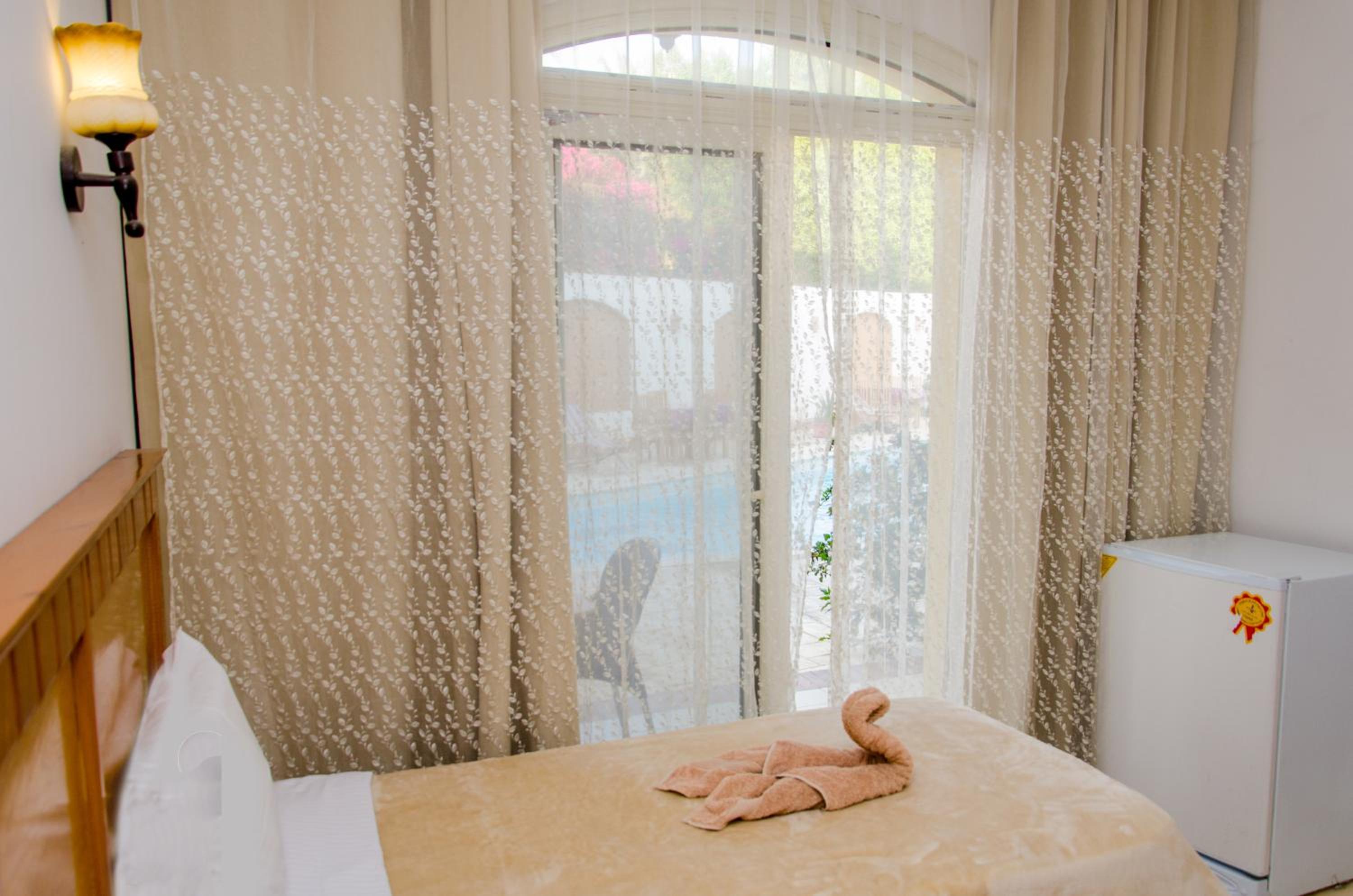 Twin Room with Bathroom - Photo 11