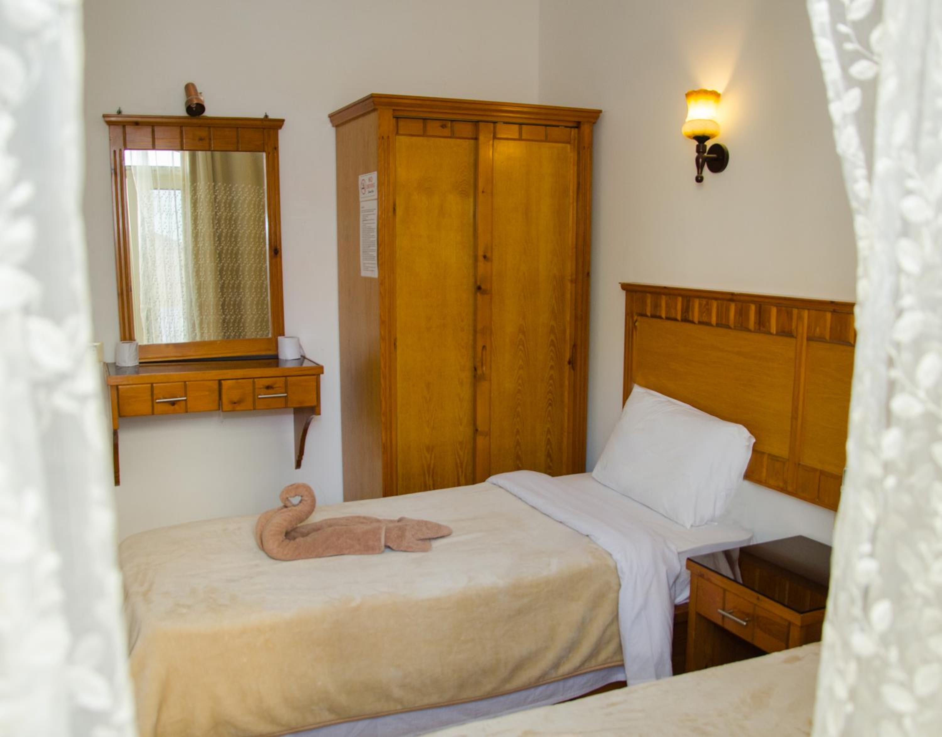 Twin Room with Bathroom - Photo 9