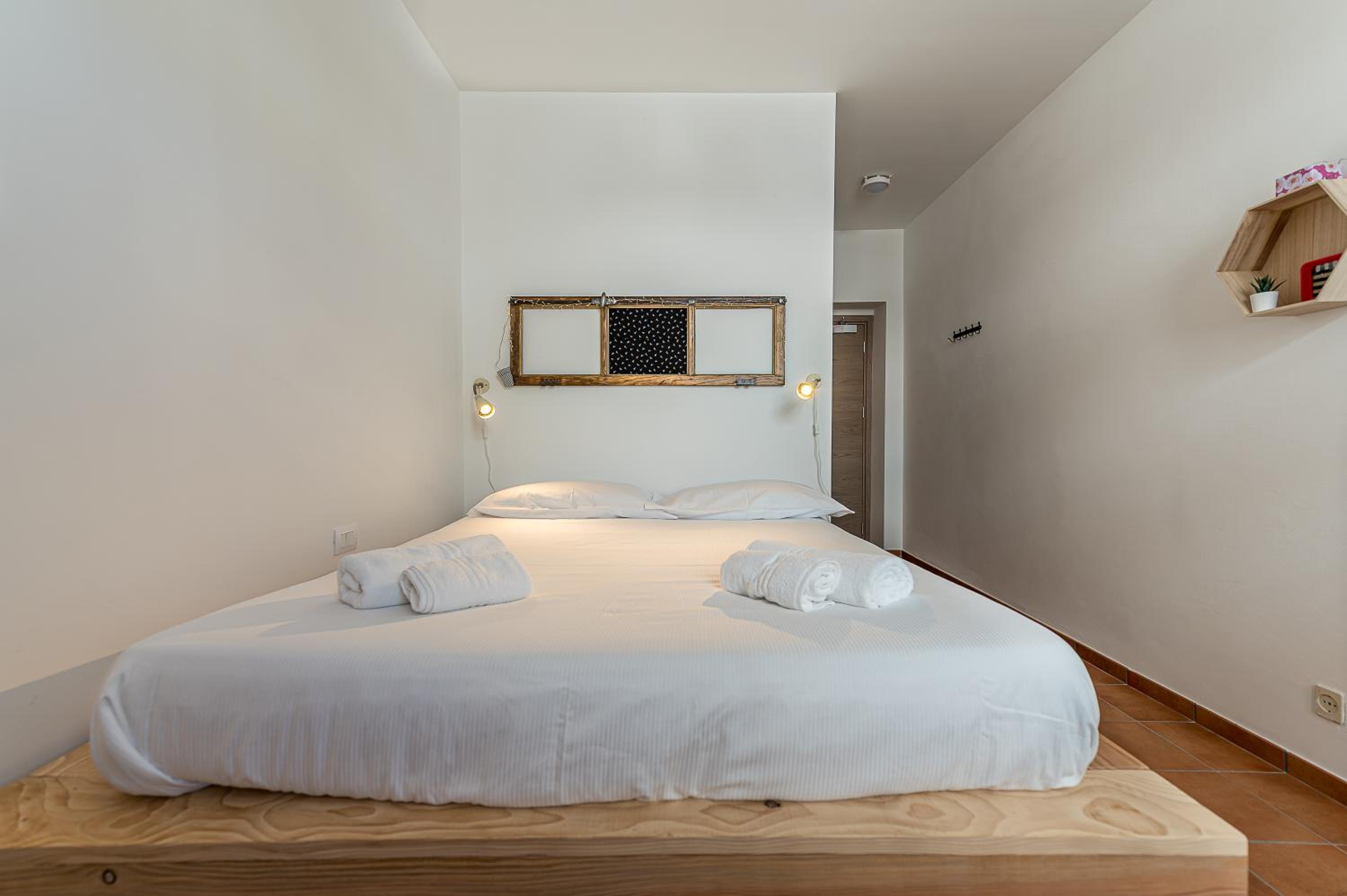Double Room with Private Bathroom - Photo 18