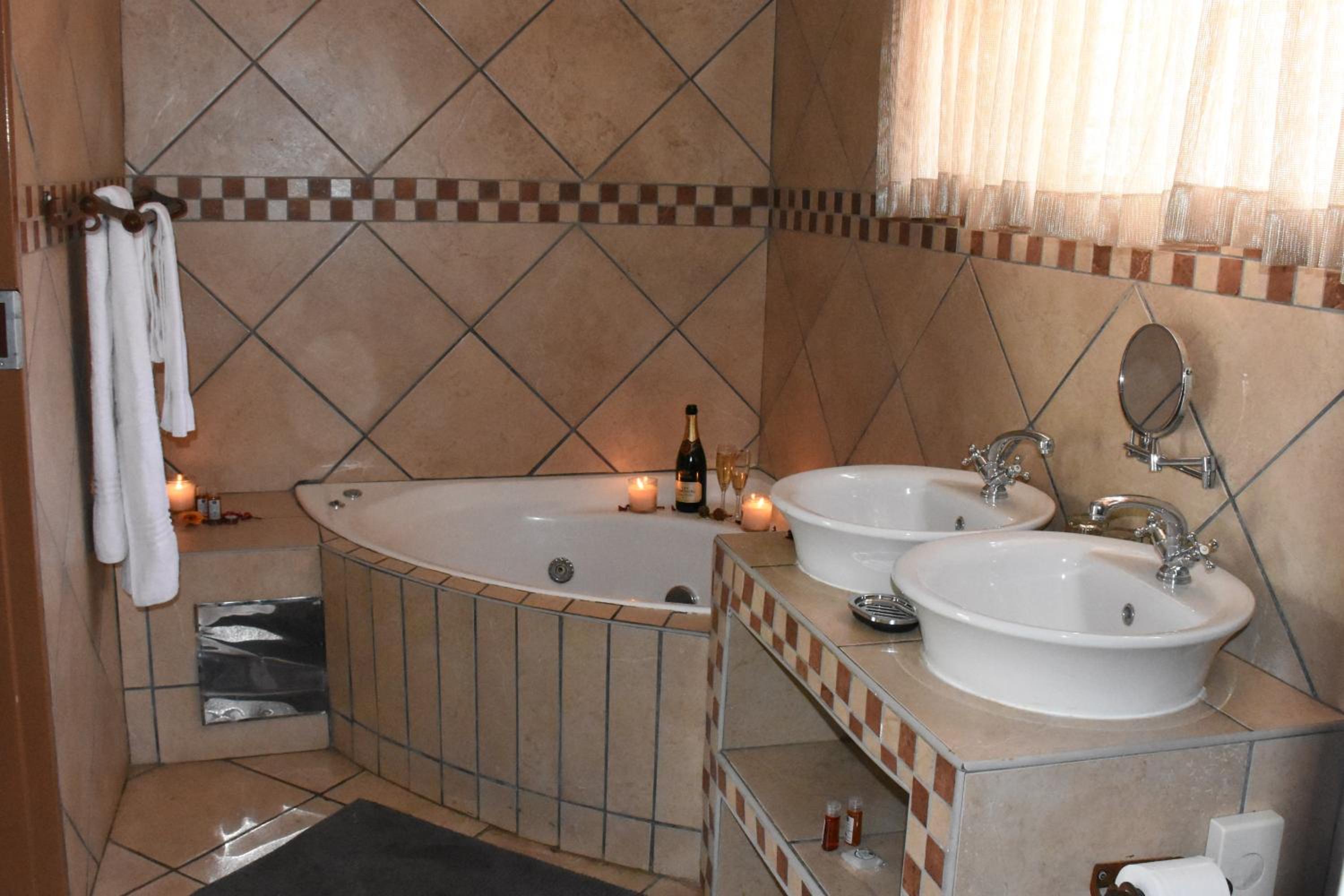 Suite - Photo 9