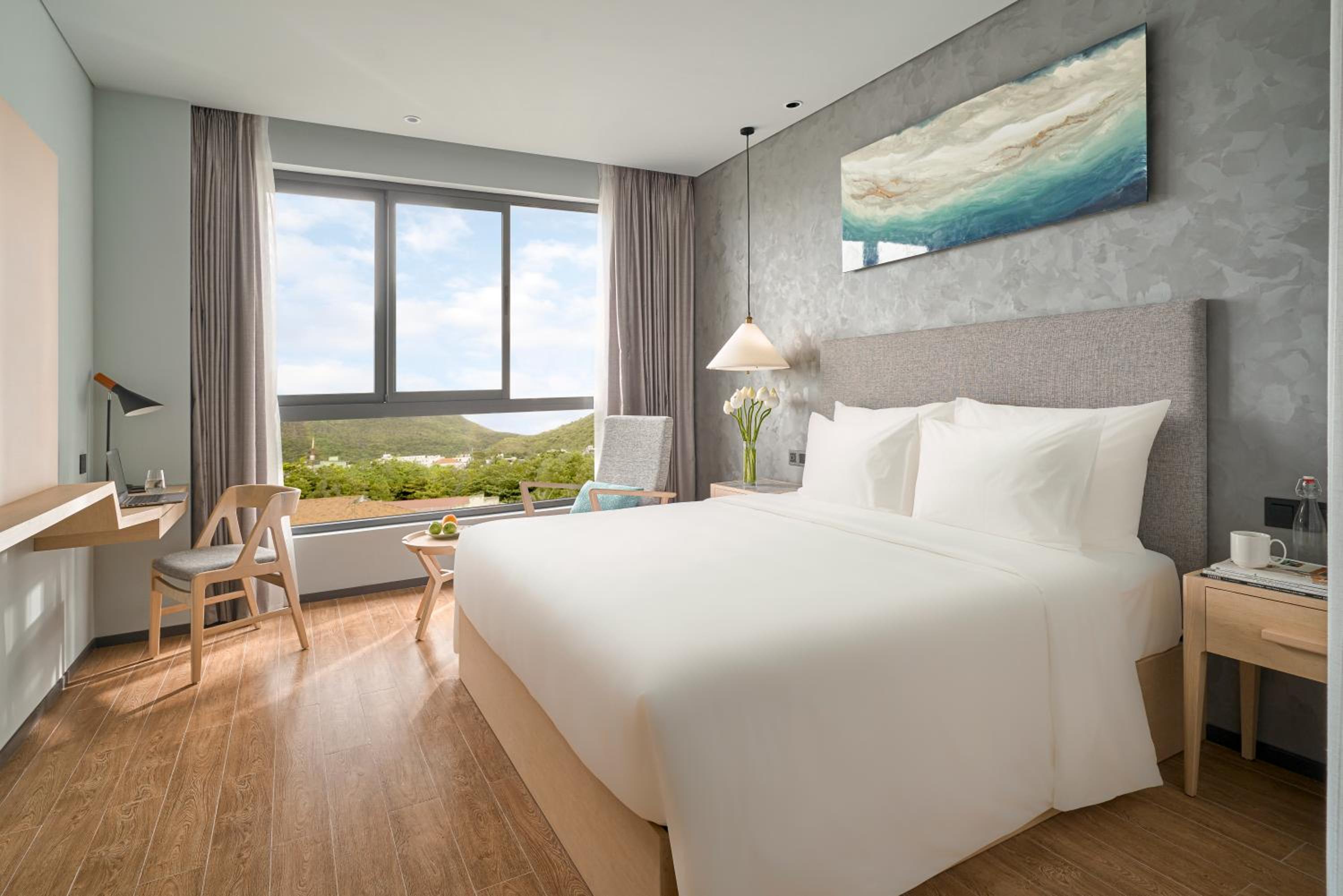 Deluxe Double Room with City View (Include Welcome drink & Airport shuttle bus) - Photo 1