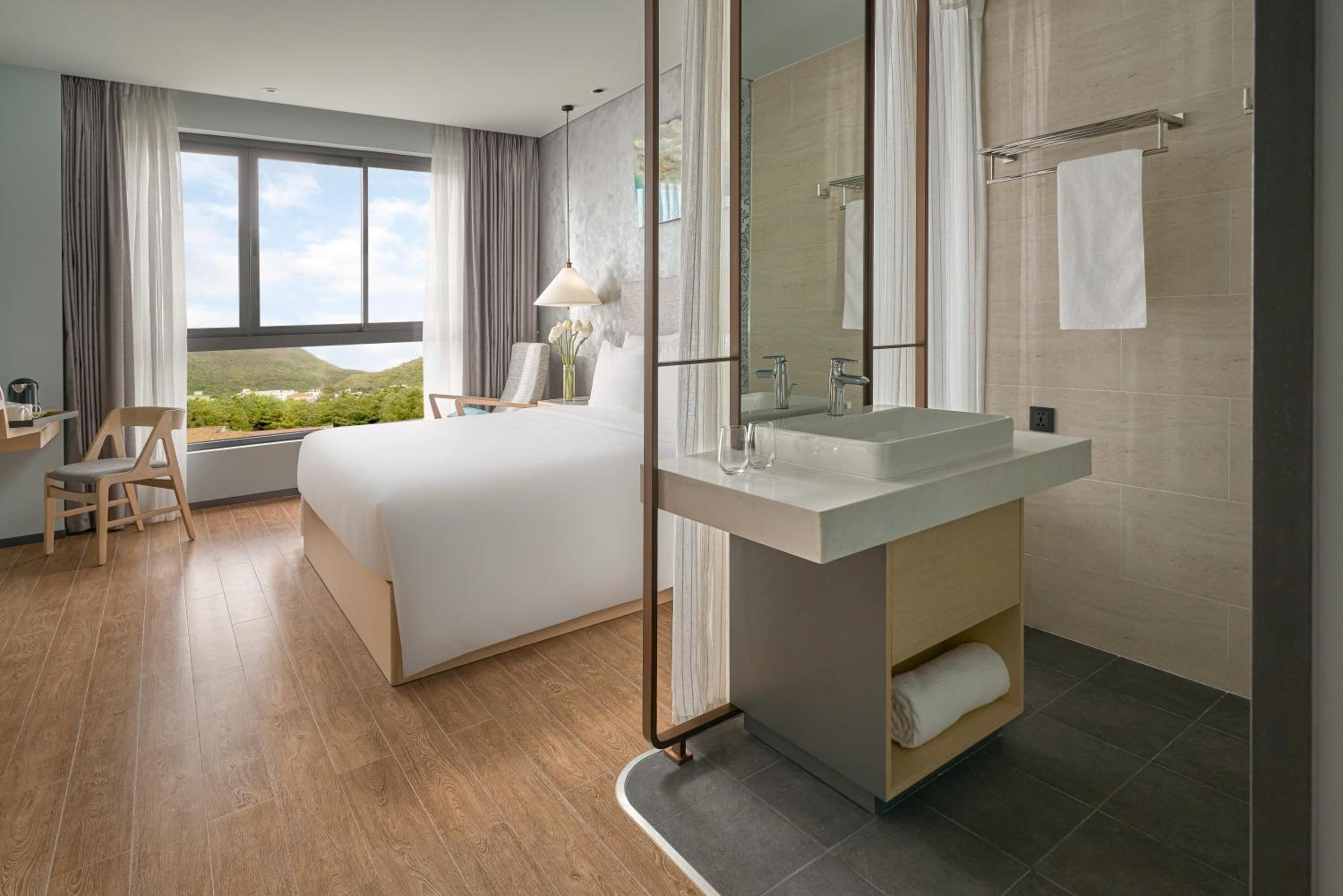 Deluxe Double Room with City View (Include Welcome drink & Airport shuttle bus) - Photo 3
