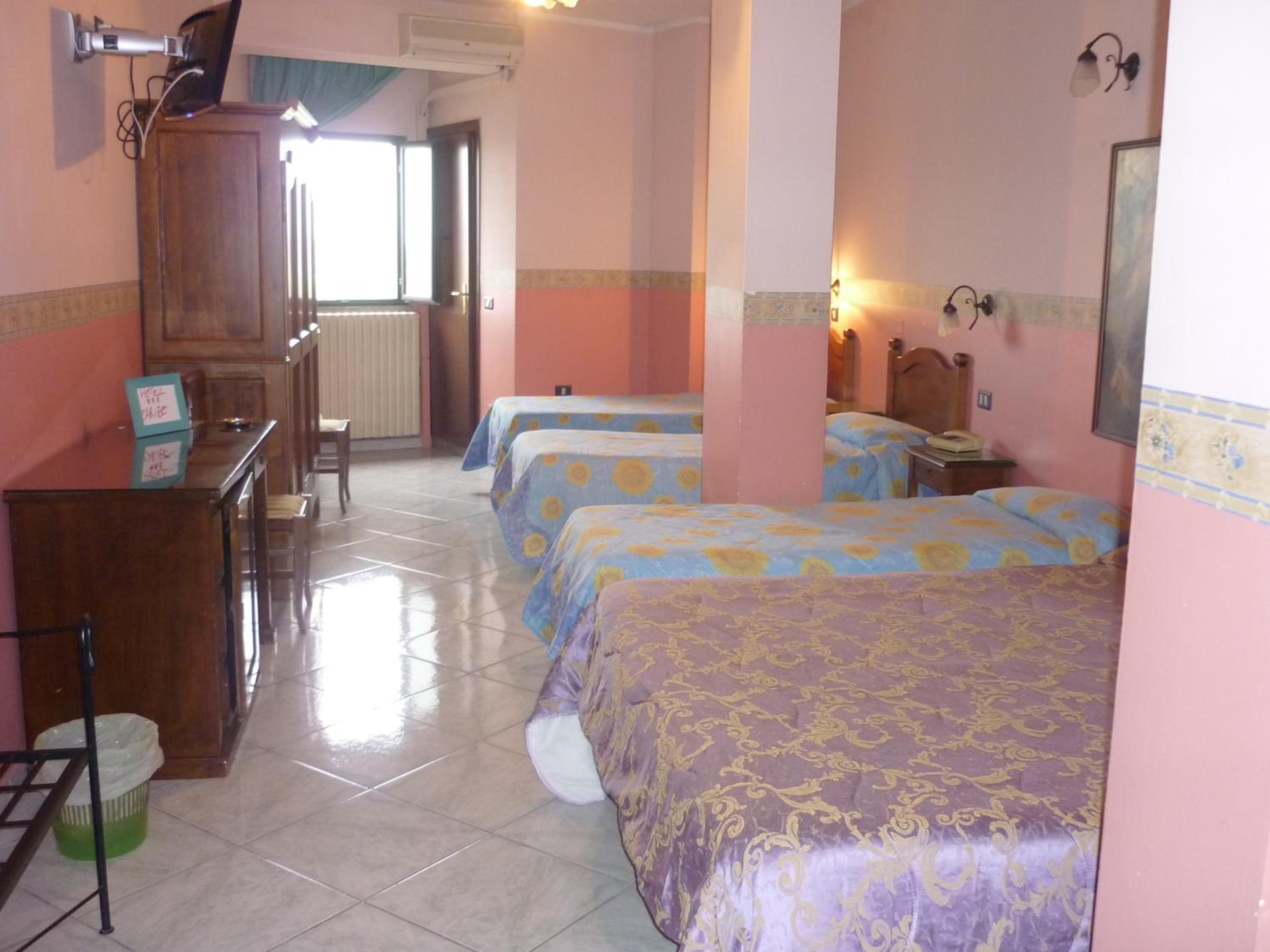 Quadruple Room with Shower - Photo 1
