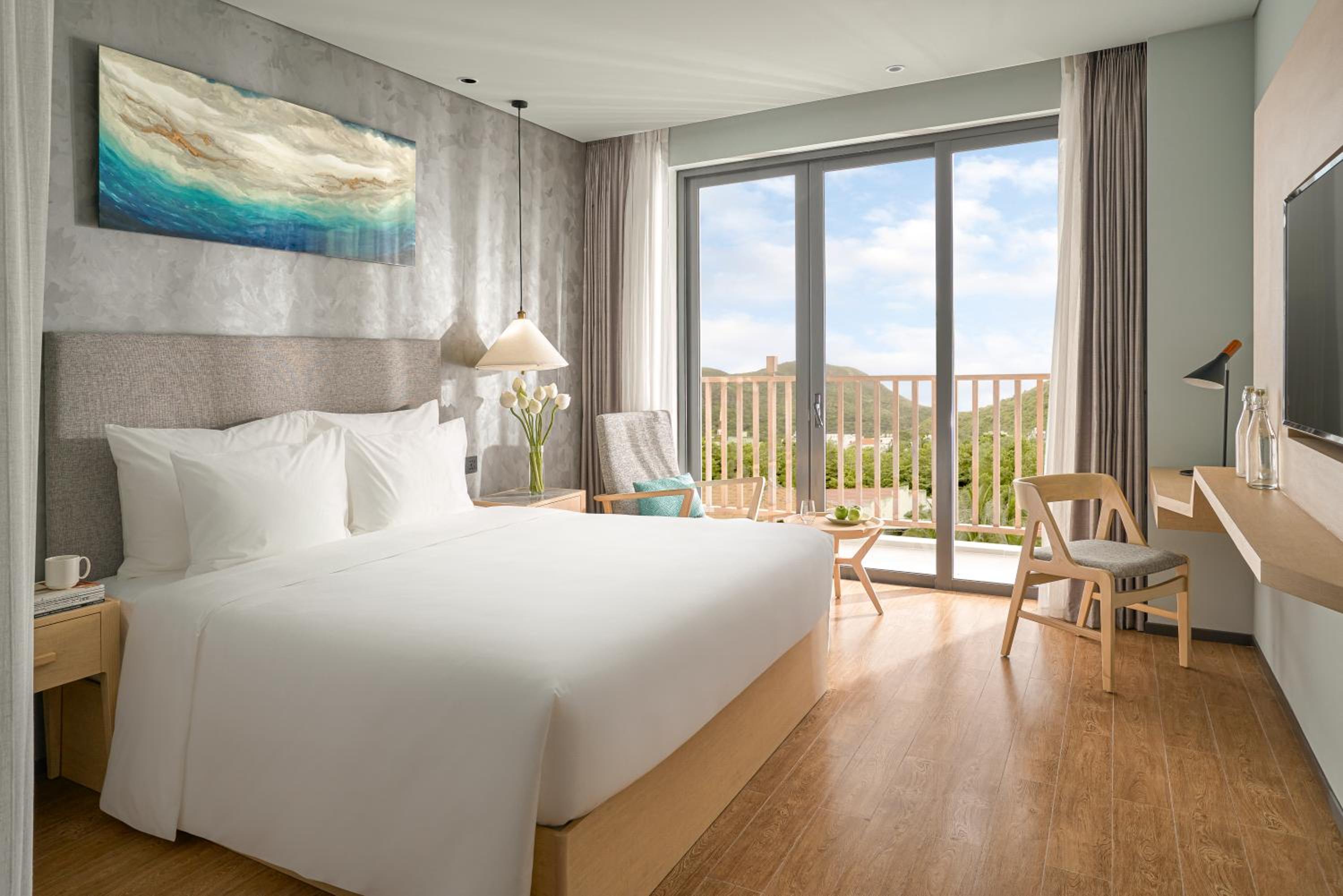 Deluxe Double Room with Balcony and City View (Include Welcome drink & Airport shuttle bus) - Photo 1