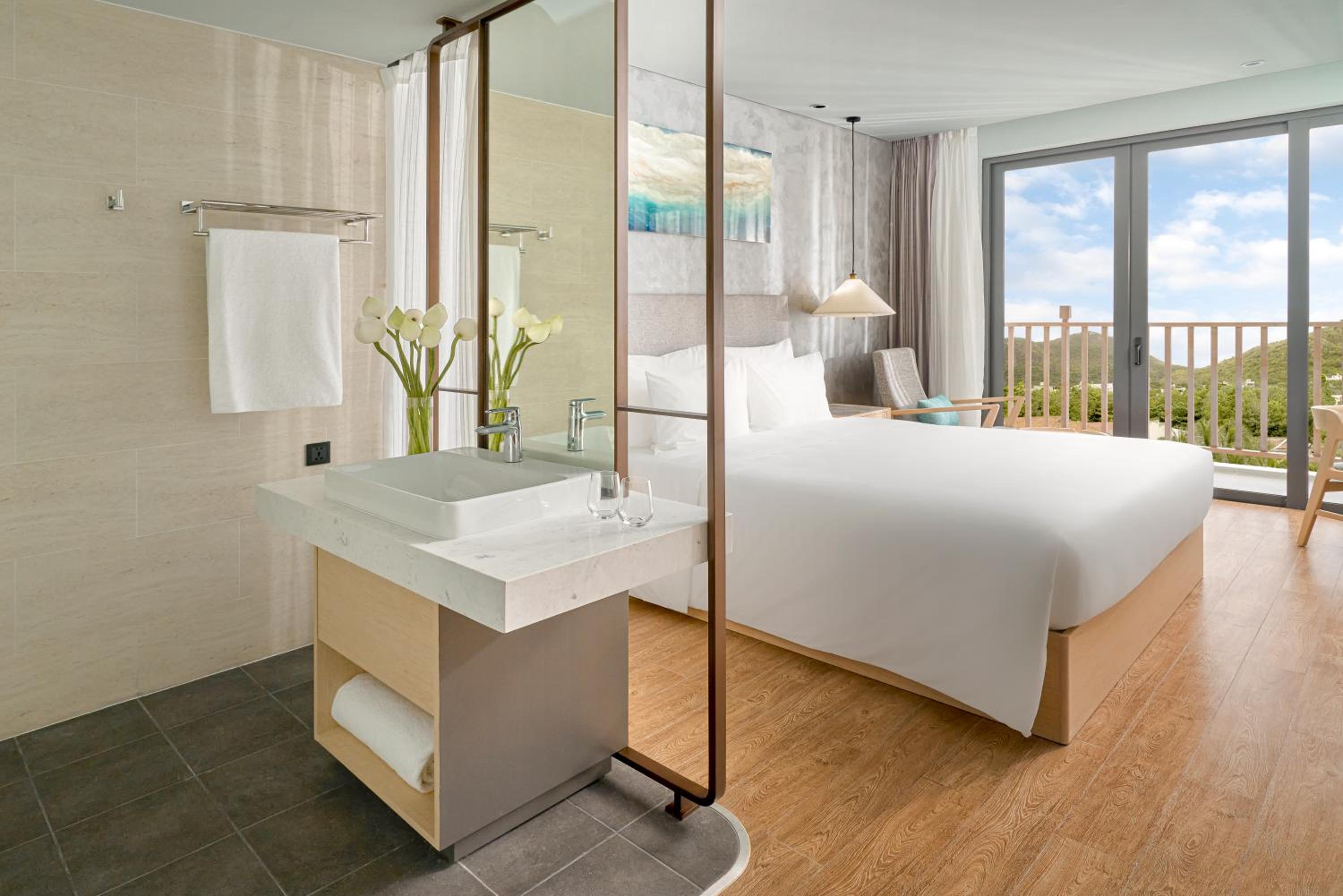 Deluxe Double Room with Balcony and City View (Include Welcome drink & Airport shuttle bus) - Photo 2