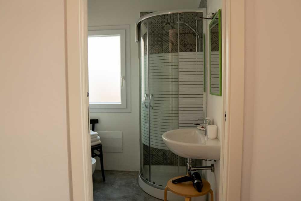 Deluxe Double Room (2 Adults + 1 Child) - Photo 6