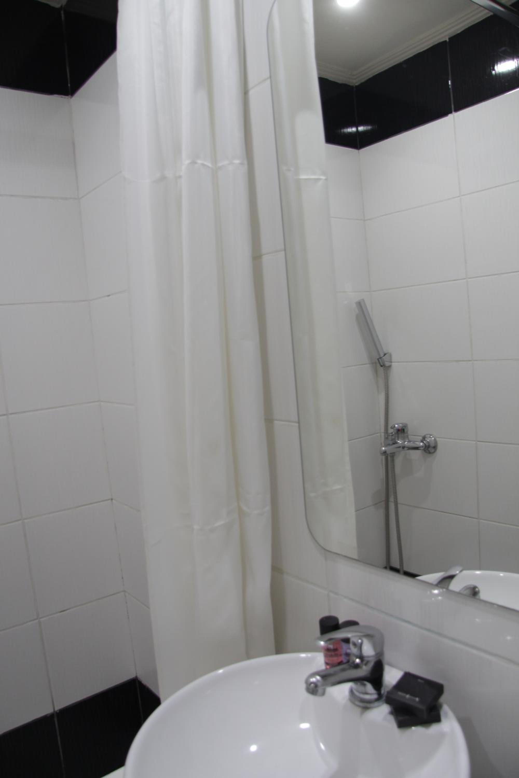 Single Room with Bathroom photo 2
