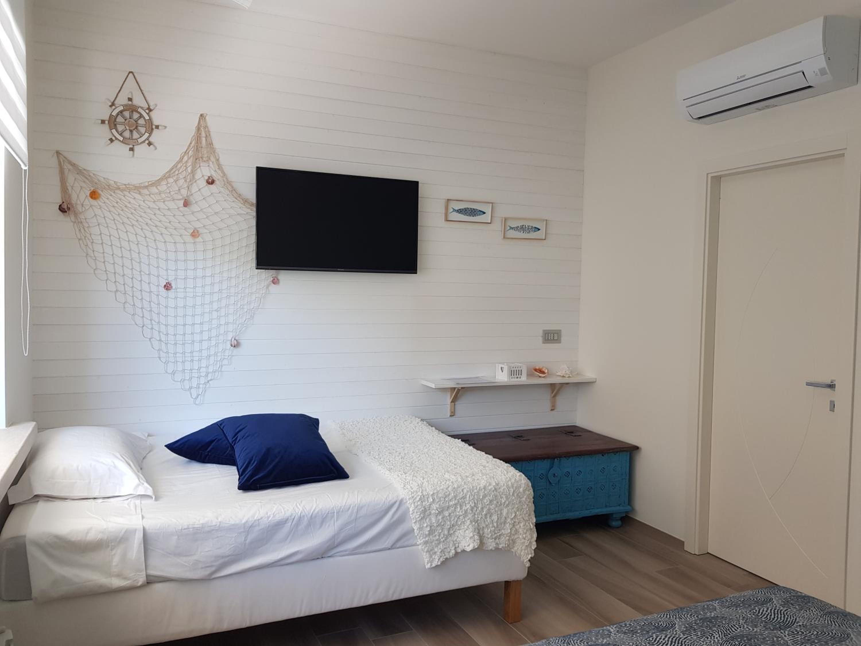 Deluxe Double Room with Sea View - Photo 8