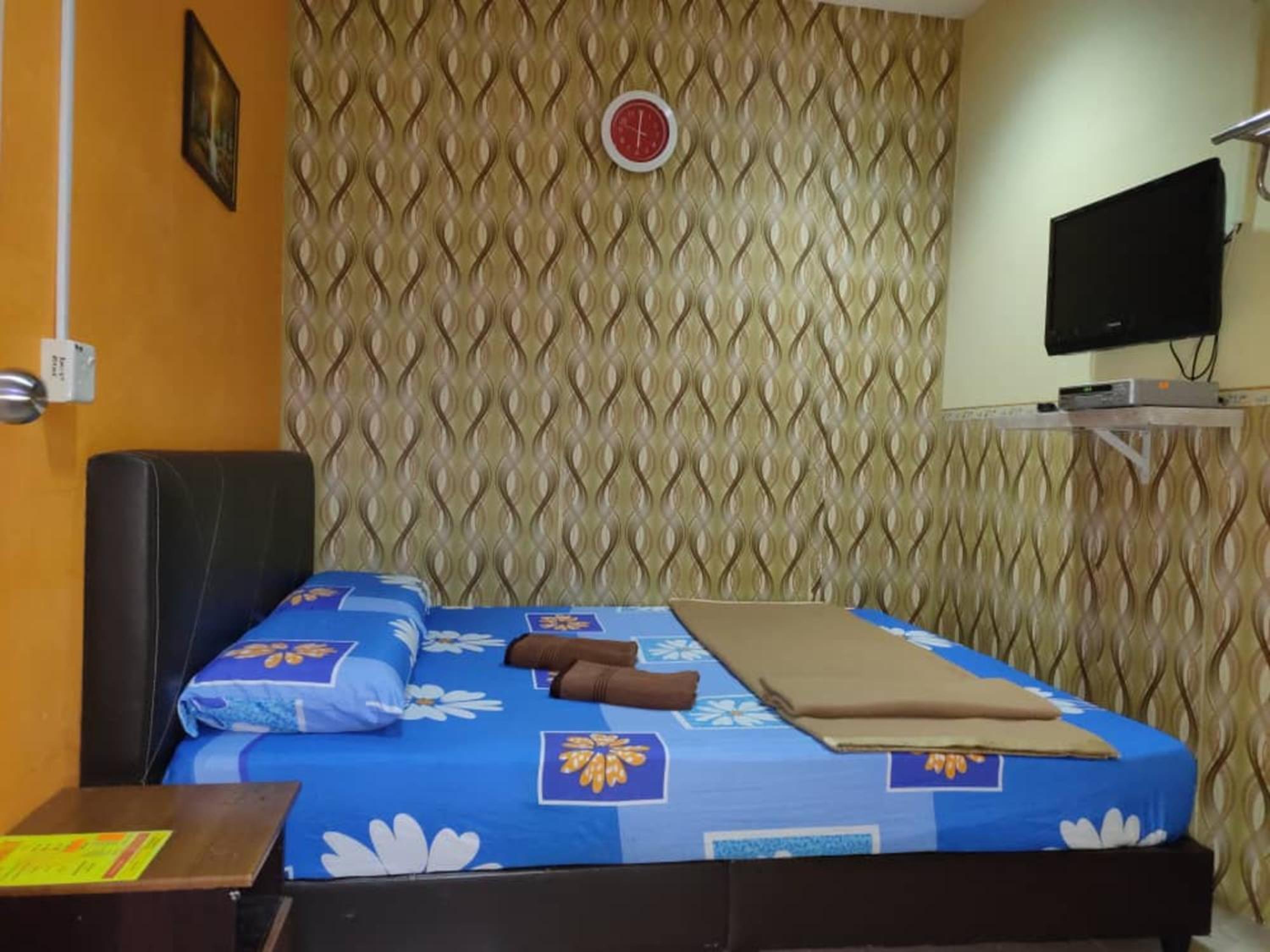 Queen Room photo 2