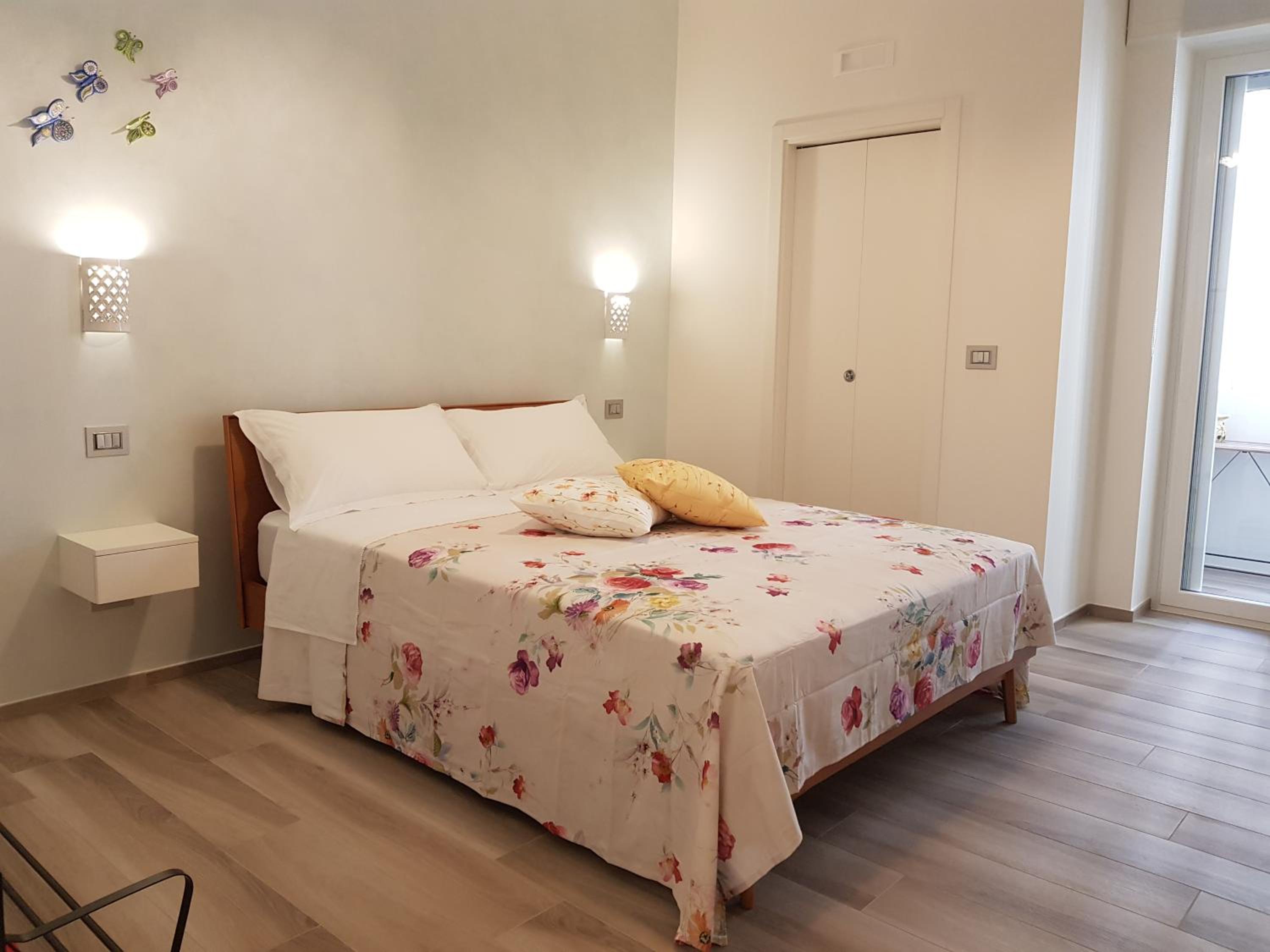 Deluxe Double Room with Balcony photo 1