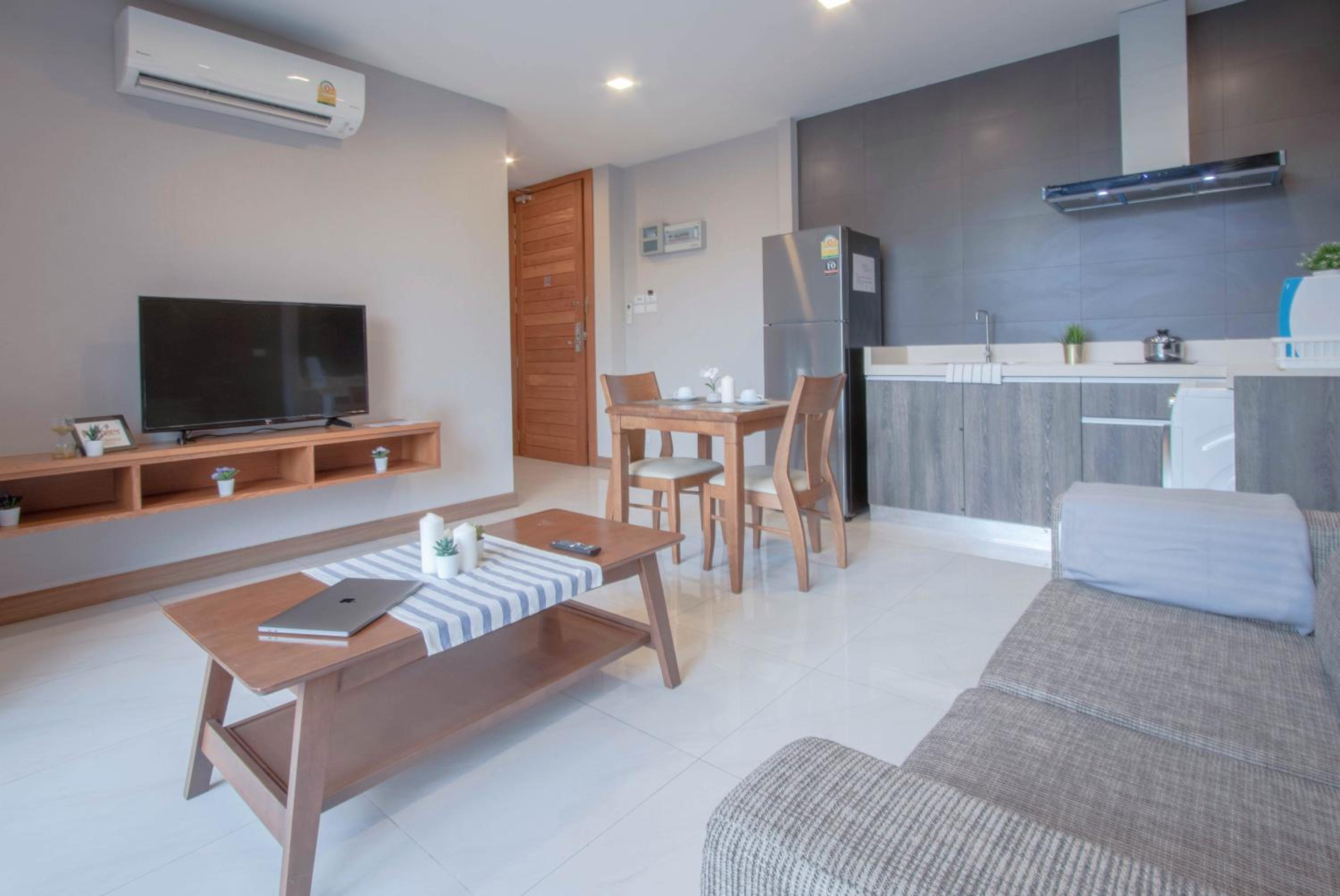 Grand Deluxe King Suite photo 1