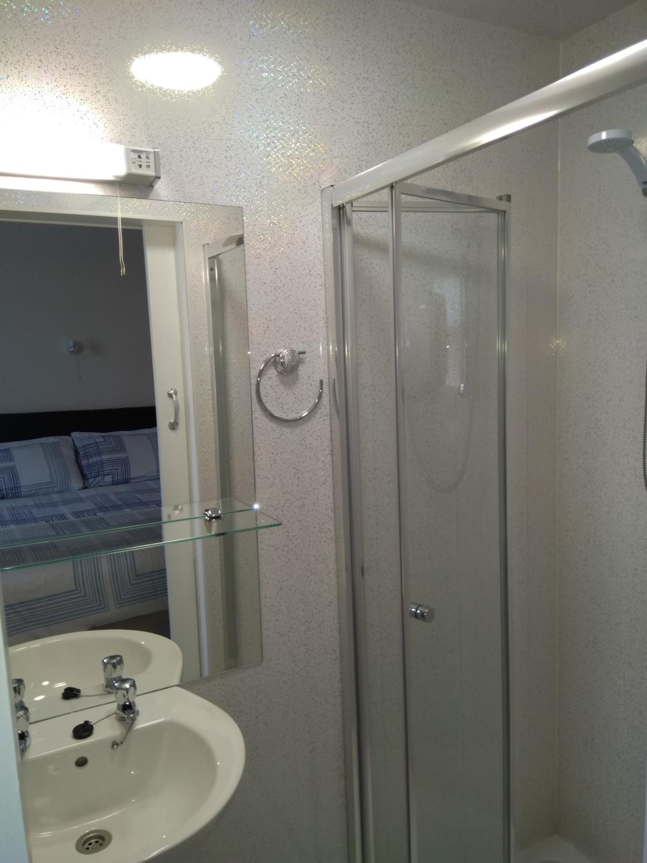 Twin Room with Private Bathroom - Photo 6
