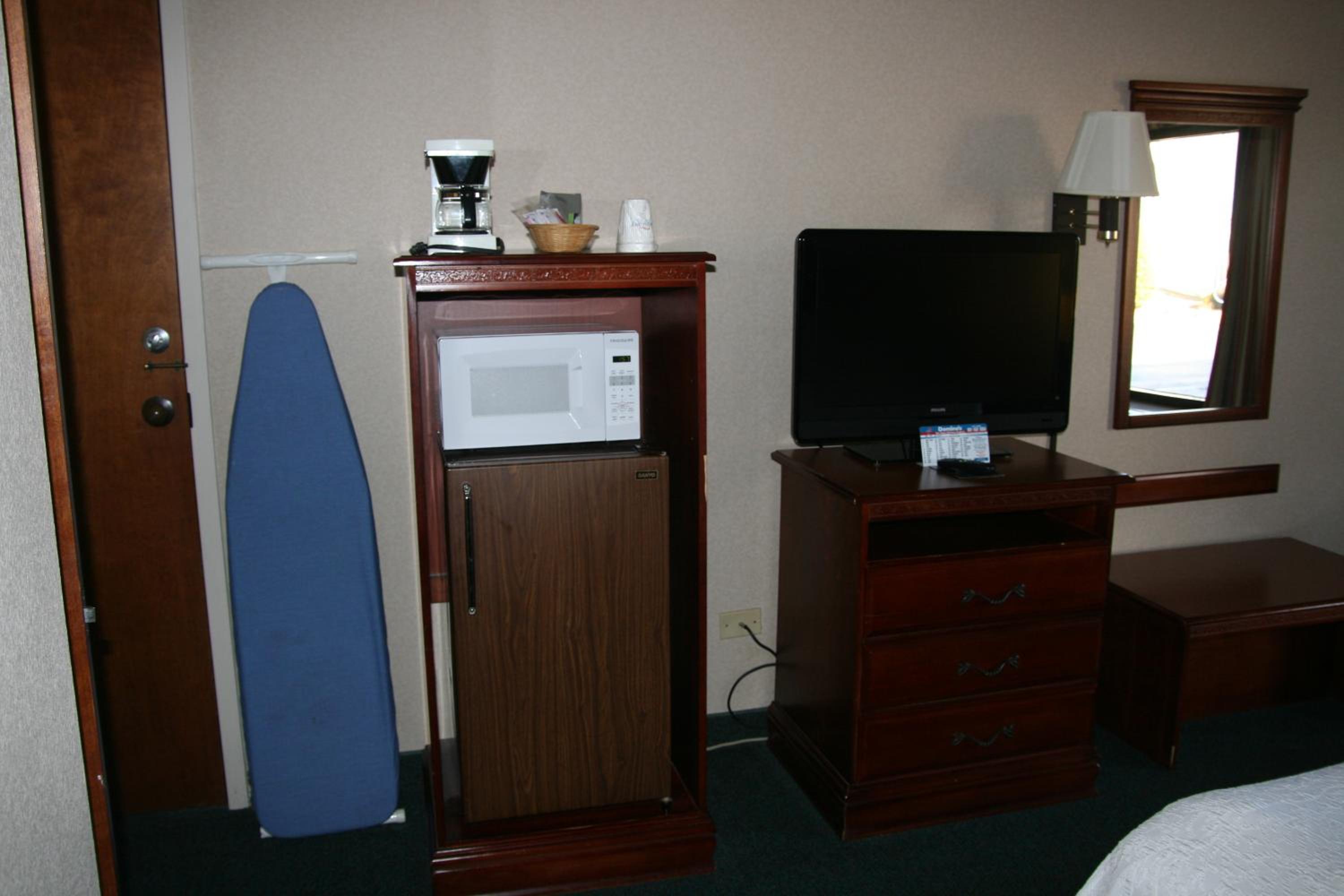 King Room with Jetted Tub - Non-Smoking - Photo 3